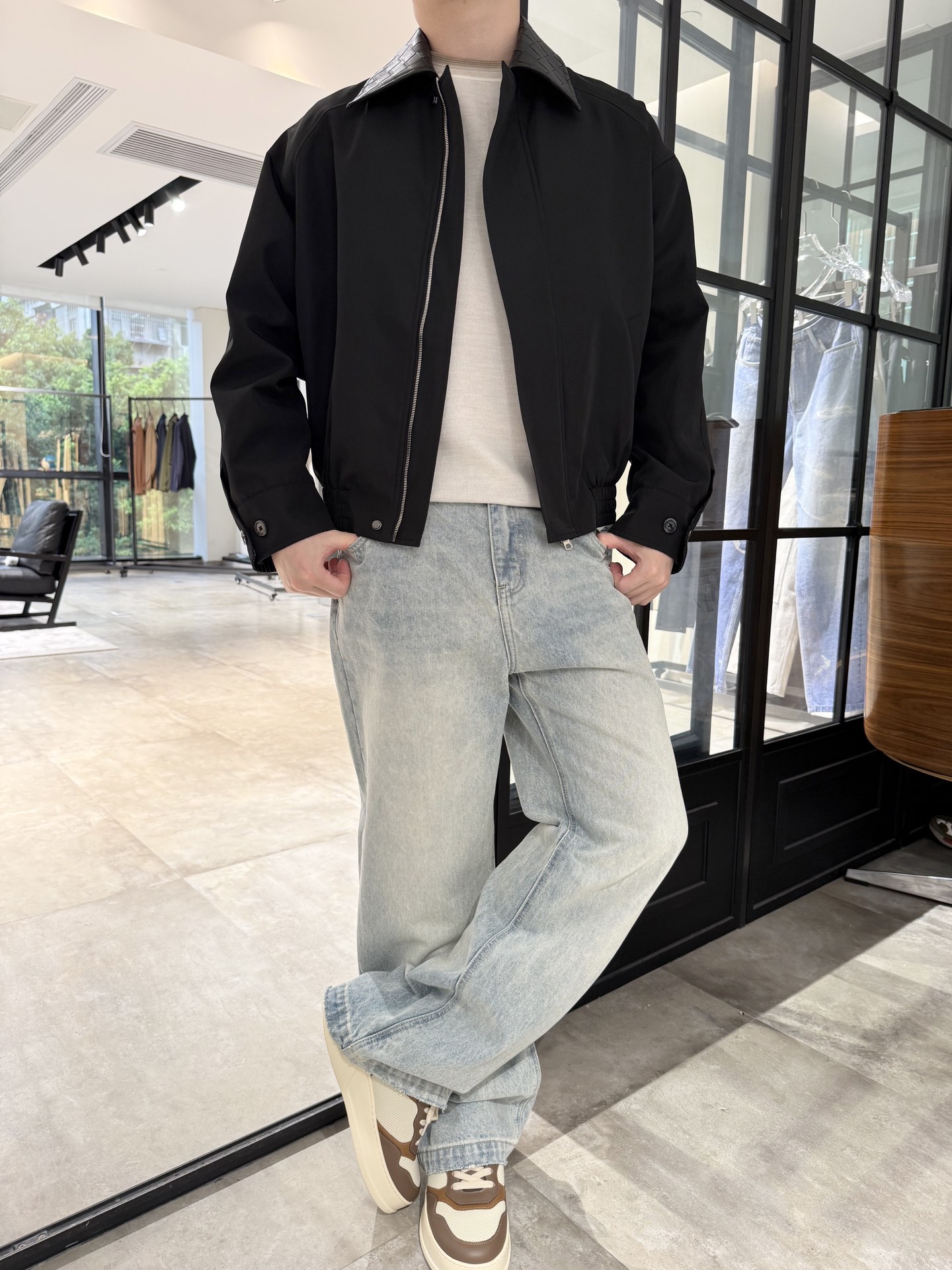 NO:528921,BV-2025 autumn and winter upstart Bane style Harrington silhouette spliced ​​jacket, hand-woven collar, high-quality windbreaker fabric, paired with silky lining, the upper body is really comfortable and beautiful, loose style, high-end fashion and elegant, S-2XL (model 180/140 wears M, with Hong Kong Lane Crawford gift box packaging), bottega veneta, jackets & coats, jackets & coats, alexander wang19860909BV-2025秋冬新贵巴恩风哈灵顿廓形拼接夹克外套,手工编织衣领,高品质风衣面料,搭配丝滑内衬,上身真的非常舒适好看,宽松版型,高级时尚优雅,码数S-2XL（模特180/140穿M,配香港连卡佛礼盒包装）,,bottega veneta,jackets & coats,jackets & coats,alexander wang,Men's clothing