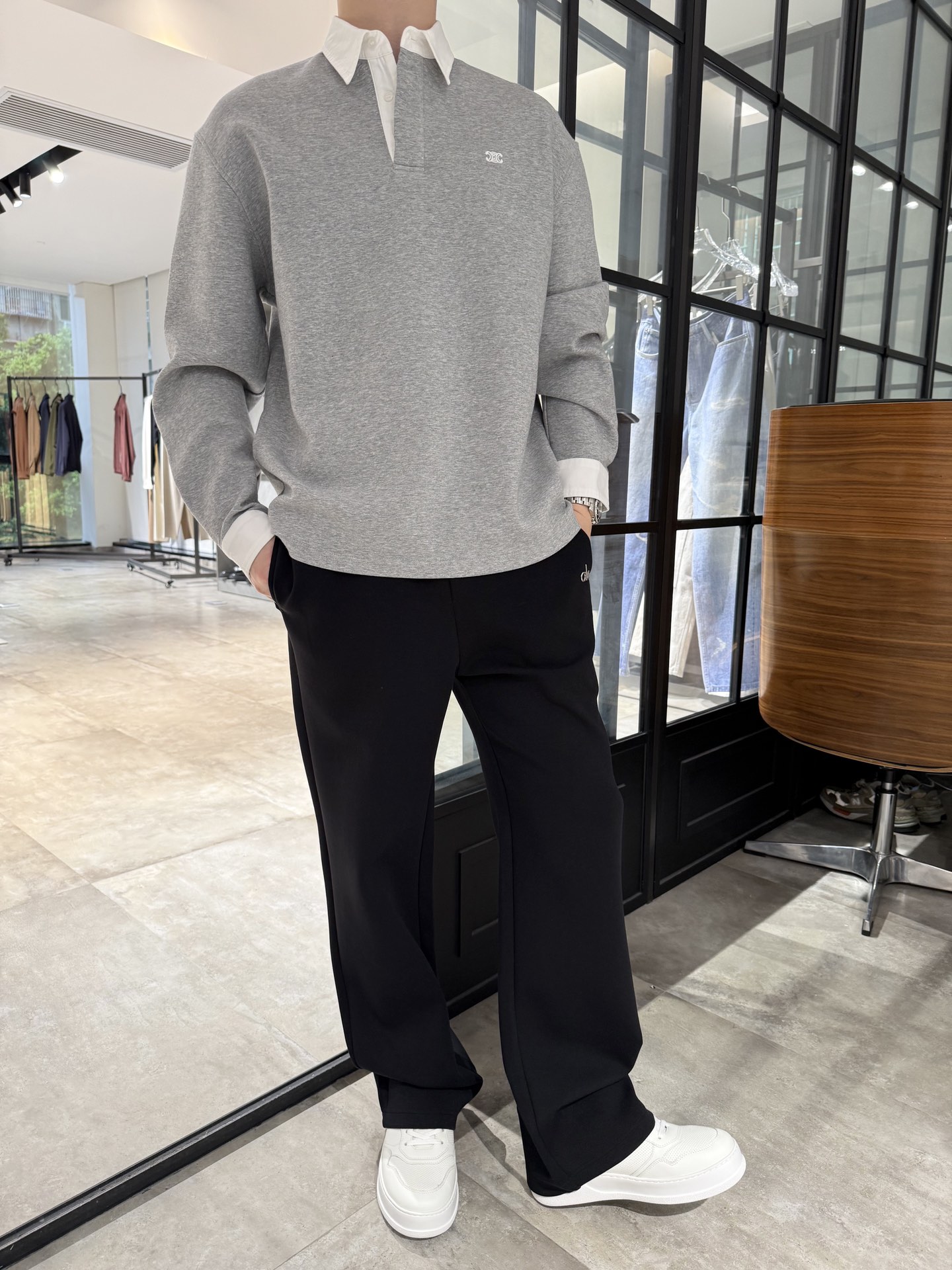 NO:528930,Selin-2025 fashion new favorite long-sleeved top, white splicing of shirt collar and cuffs, simple and design-like, exquisite small labels add details. High-quality cotton fabric, smooth and comfortable, full texture, loose style, suitable for commuting or leisure, easy to grasp the casual and stylish outfit style~ S-2XL (model 180/140 wears M, with Hong Kong Lane Crawford gift box packaging), celine,shirts,alexander wang19860909赛琳-2025时尚新宠长袖上衣,衬衫领与袖口的白色拼接,简约又有设计感,精致小标点缀增添细节.高品质棉质面料,顺滑舒适,质感拉满,宽松版型,不管是通勤还是休闲都很合适,轻松拿捏随性又不失格调的穿搭风格～码数S-2XL（模特180/140穿M,配香港连卡佛礼盒包装）,,celine,shirts,alexander wang,Men's clothing