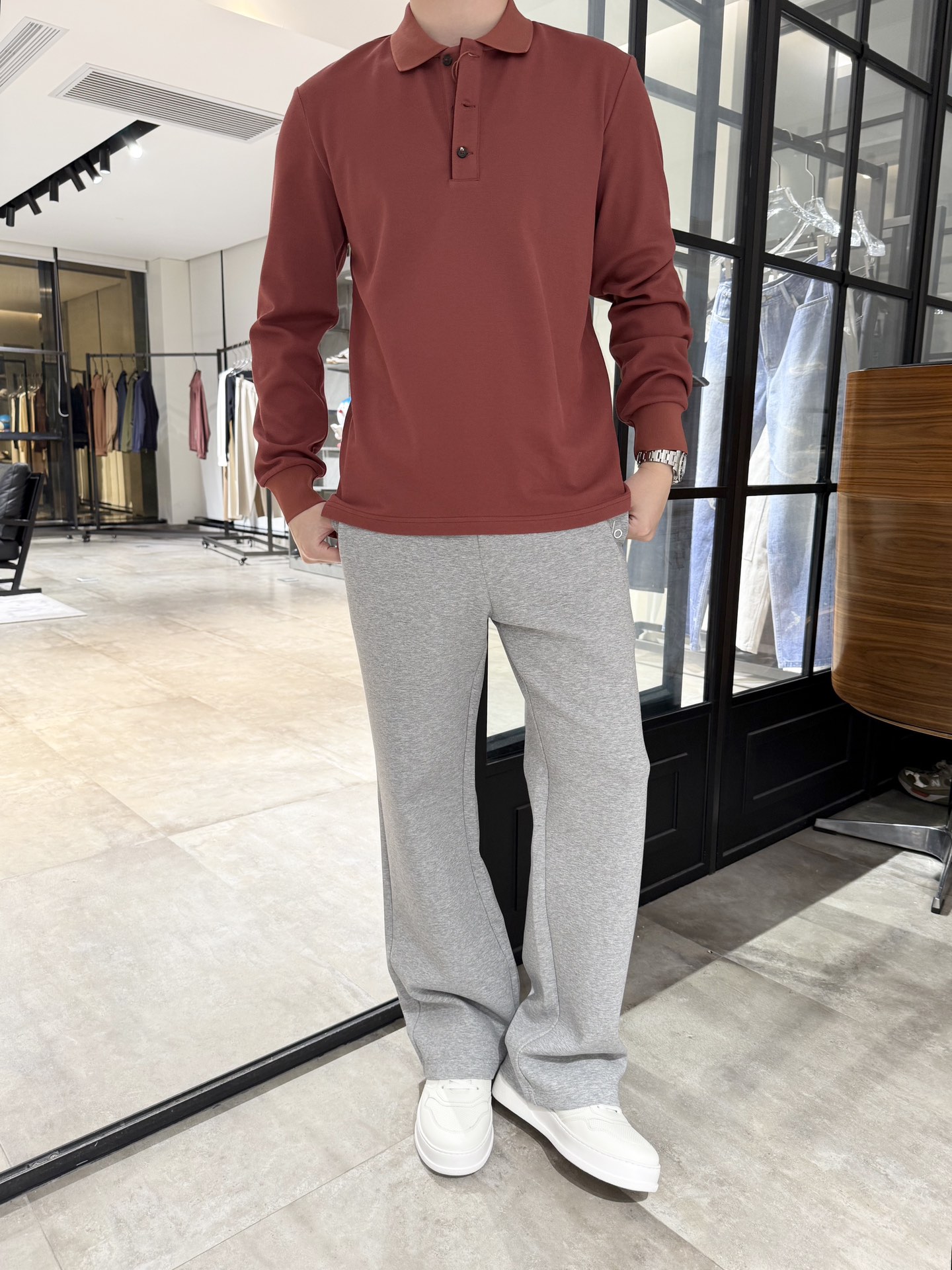 NO:528907,LP-How can I miss a long-sleeved polo shirt with a texture that is full of texture!  Selected mulberry silk blend fabric, skin-friendly and breathable, classic lapel design, matched with exquisite buttons and reverse velvet decoration, simple and elegant. Easy to adapt to different styles, adding a touch of bright color and texture to your autumn look. Number of codes 46-56 (model wears 50 on 180/140, with Hong Kong Lane Crawford gift box packaging), loro piano, alexander wang19860909LP-秋季穿搭怎么少得了一件质感拉满的长袖polo衫！精选桑蚕丝混纺面料,亲肤又透气,经典的翻领设计,搭配精致纽扣,反绒皮装饰,简约中透着优雅.轻松适配不同风格,为你的秋日造型增添一抹亮色与质感.码数46-56（模特180/140穿50,配香港连卡佛礼盒包装）,,loro piana,alexander wang,Men's clothing