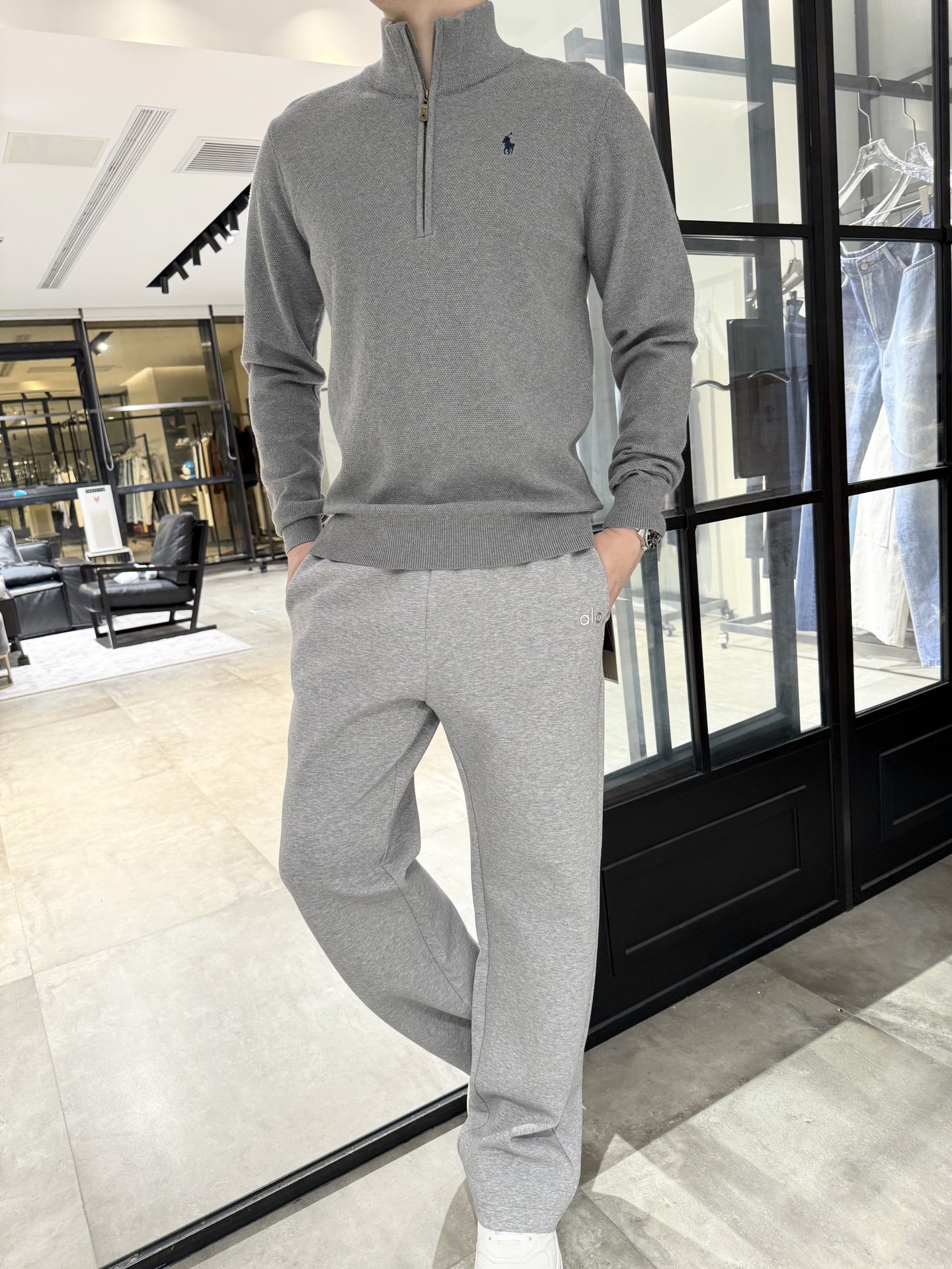 NO:528933,Paul - This half-zipper knit sweater is so textured!  Simple half-high collar design, matched with exquisite small labels, full of detail. High-quality pure cotton fabric is soft and skin-friendly, comfortable and warm to wear. Whether it is daily going out or commuting, you can easily control it, easily creating a casual and stylish outfit style~ Code number M-2XL (model 180/140 wear L, with Hong Kong Lane Crawford gift box packaging), alexander wang19860909保罗-这款半拉链针织衫太有质感啦！简约的半高领设计,搭配精致小标,细节感拉满.高品质纯棉面料,柔软亲肤,穿着舒适又保暖.不管是日常出街还是通勤,都能轻松驾驭,轻松打造出随性又不失格调的穿搭风格～码数M-2XL（模特180/140穿L,配香港连卡佛礼盒包装）,,alexander wang,Men's clothing