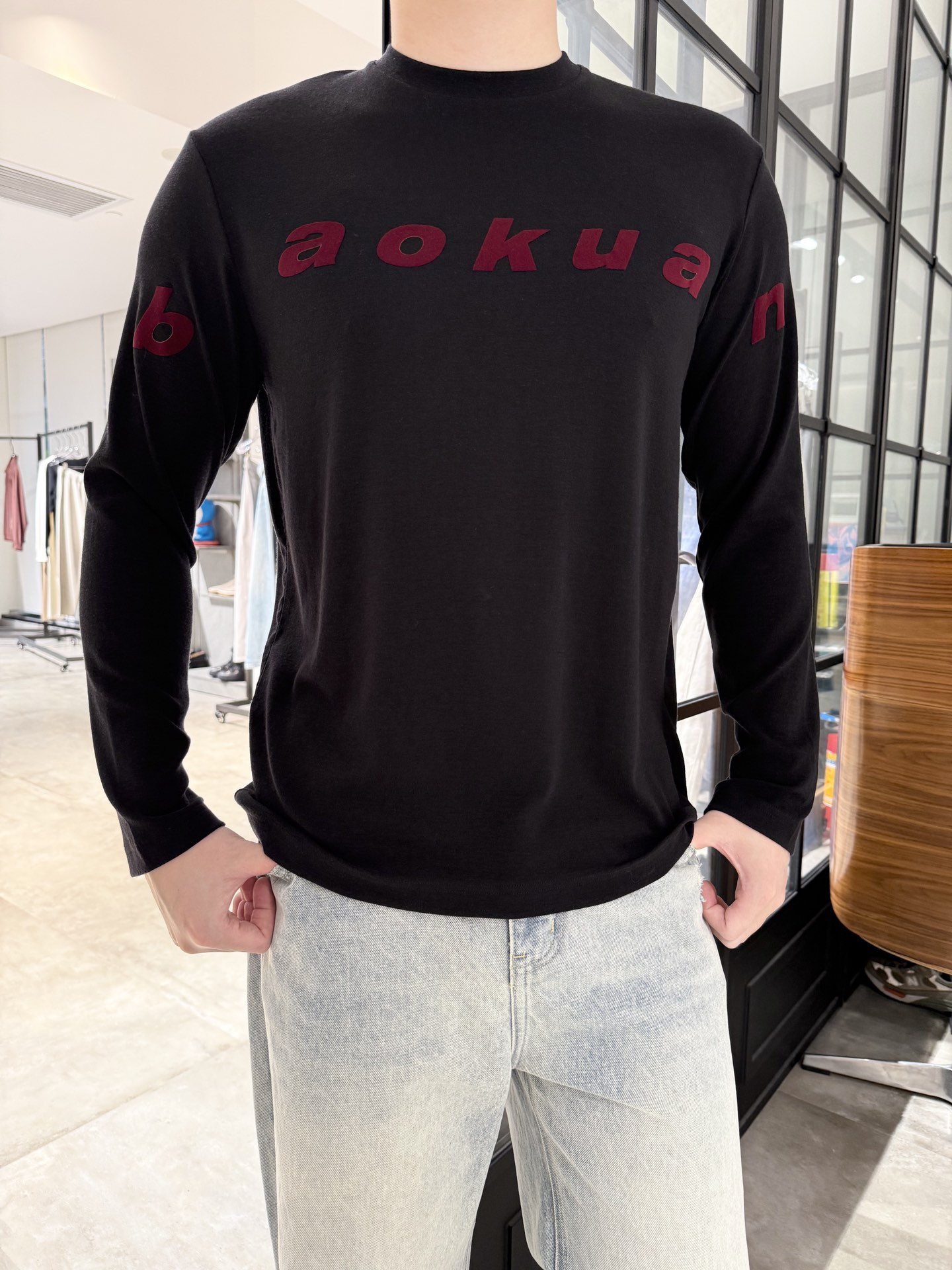 NO:528910,LP-Super comfortable Tensi wool fabric flocked letters loose long-sleeved T-shirt with exquisite materials, fine workmanship, trendy loose fitting, highlighting taste!  S-Xl (model 180/140 wears M, with Hong Kong Lane Crawford gift box packaging), loro piano, tees, t-shirt, alexander wang19860909LP-超级舒适天丝羊毛面料植绒字母宽松长袖T恤 用料考究 做工精细 潮流宽松版型 彰显品味！码数S-Xl（模特180/140穿M,配香港连卡佛礼盒包装）,,loro piana,tees，t-shirt,alexander wang,Men's clothing