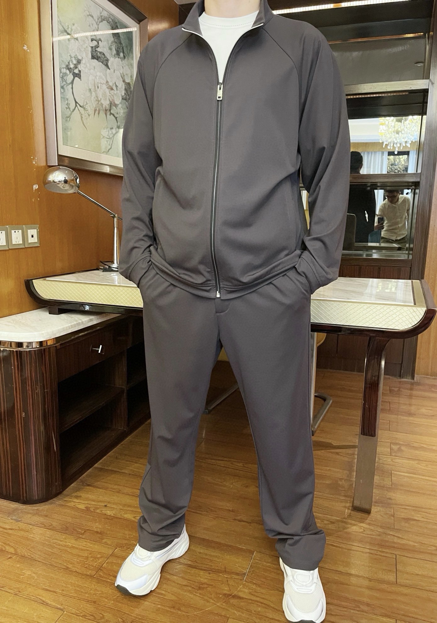 NO:528908,Jenia-2025 counter latest hot-selling sets are shipped, and European and American counters are popular!  Selected Italian imported fine cotton fabrics with simple design and custom zippers to highlight fashion. Size 48-56 (model 180/140 wears 50, with Hong Kong Lane Crawford gift box packaging), zegna, alexander wang19860909杰尼亚-2025专柜最新爆款套装出货 欧美专柜热销单品！精选意大利进口精棉面料搭配简约的设计和定制拉链彰显时尚 您不容错过.尺码48-56（模特180/140穿50,配香港连卡佛礼盒包装）,,zegna,alexander wang,Men's clothing