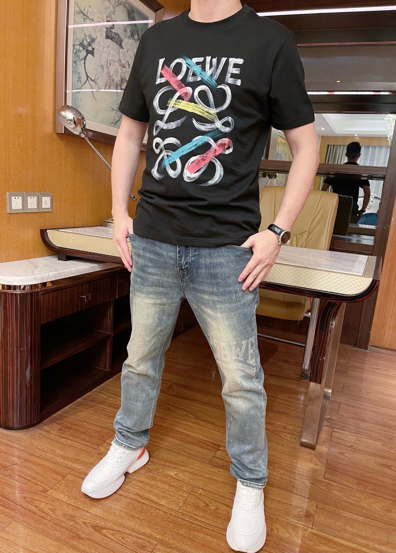 NO:528911,Luo Yiwei - The latest jeans in the 2025 counter are shipped, and European and American counters are released simultaneously. Selected custom tannins imported from Italy and matched with the latest straight slim design. The rear pocket brand printing and the latest leather logo show the charm. You are definitely worthy of it. The number of codes is 29-38 (model 180/140 wears 32, with Hong Kong Lane Crawford gift box packaging), loewe, jeans, alexander wang19860909罗意威-2025专柜最新款牛仔裤出货 欧美专柜同步发售.精选意大利进口定制丹宁面料搭配最新的直筒修身设计,后口袋品牌印花和最新皮标相当彰显韵味 您绝对值得拥有.码数29-38（模特180/140穿32,配香港连卡佛礼盒包装）,,loewe,jeans,alexander wang,Men's clothing