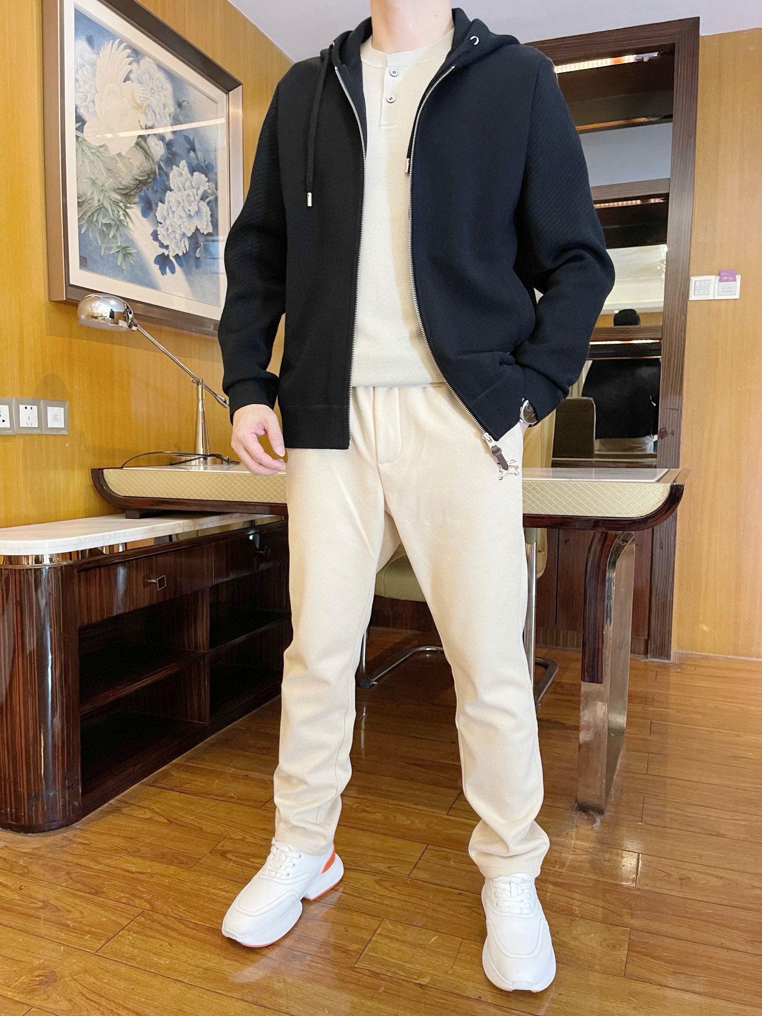 NO:528920,The latest jackets for Lp-2025 counters are shipped and European and American counters are on sale at the same time!  Selected Italian imported Tennis wool + recycled fiber fabrics with simple and elegant design, the exquisite small labels and custom zippers on the side of the single-sided pocket are quite charming, absolutely suitable for you who are low-key and tasteful. Size: 48-56 (model wears 50 sizes for 180/140, with Hong Kong Lane Crawford gift box packaging), loro piano, jackets & coats, alexander wang19860909Lp-2025专柜最新款外套出货 欧美专柜同步发售！精选意大利进口天丝羊毛+再生纤维面料搭配简约大方的设计,单边口袋侧的精致小标和定制拉链相当韵味十足 绝对适合低调有品味的您.尺码:48-56（模特180/140穿50码,配香港连卡佛礼盒包装）,,loro piana,jackets & coats,alexander wang,Men's clothing