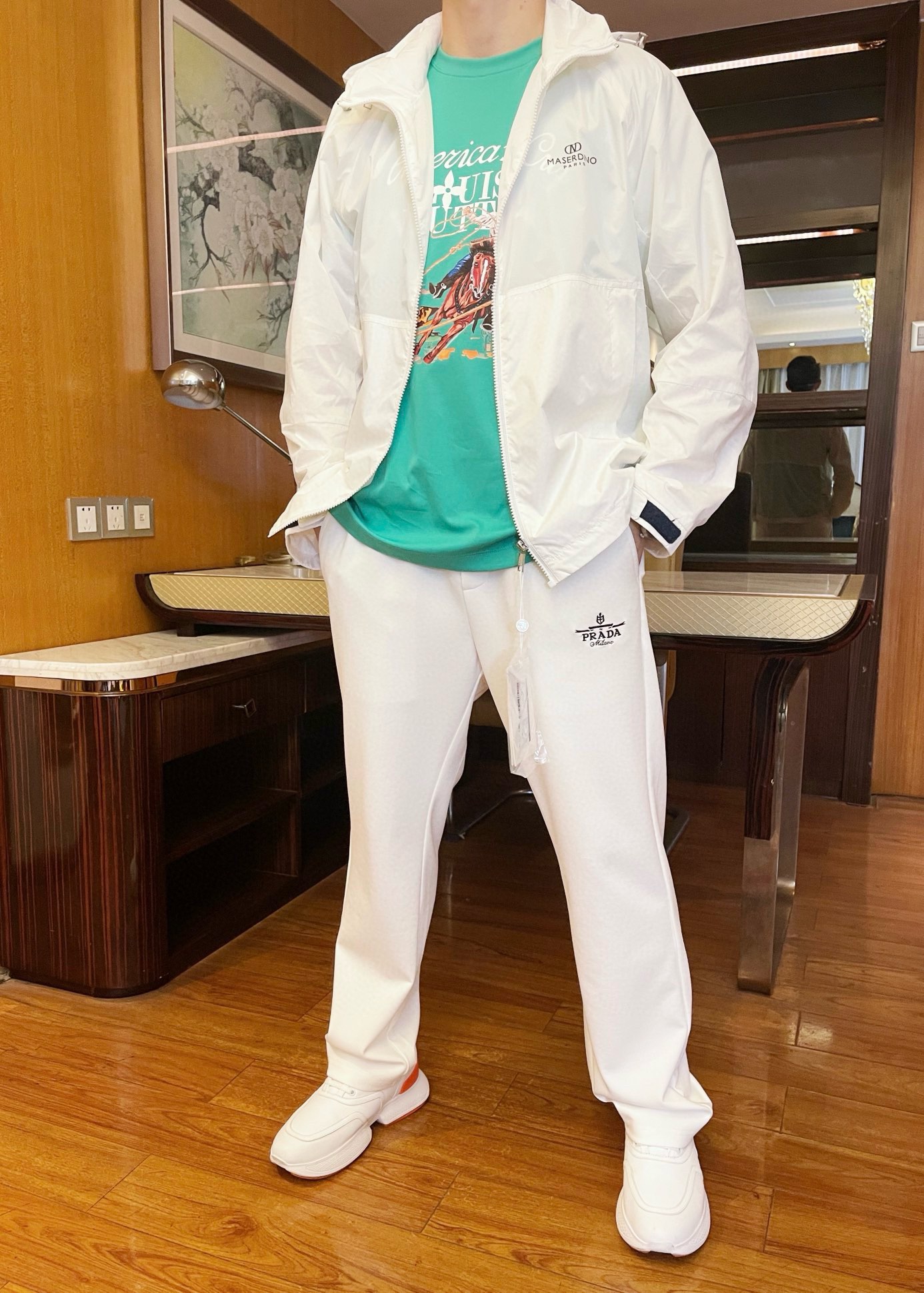 NO:528923,DINO Luxury Products - the latest hot hooded jackets in 2025 counters are shipped, and European and American counters are on sale at the same time!  Selected custom fabrics imported from Italy with the latest designs, the logo on the chest and the custom zipper are quite charming. You must not miss it. Number of codes: 48-56 (model 180/140 wears 50, with Hong Kong Lane Crawford gift box packaging), Jackets & coats, hats, alexander wang19860909DINO奢品-2025专柜最新爆款连帽外套出货 欧美专柜同步发售！精选意大利进口定制面料搭配最新的设计 ,胸口上标志和定制拉链相当韵味 您绝对不容错过.码数:48-56（模特180/140穿50,配香港连卡佛礼盒包装）,,jackets & coats,hats,alexander wang,Men's clothing