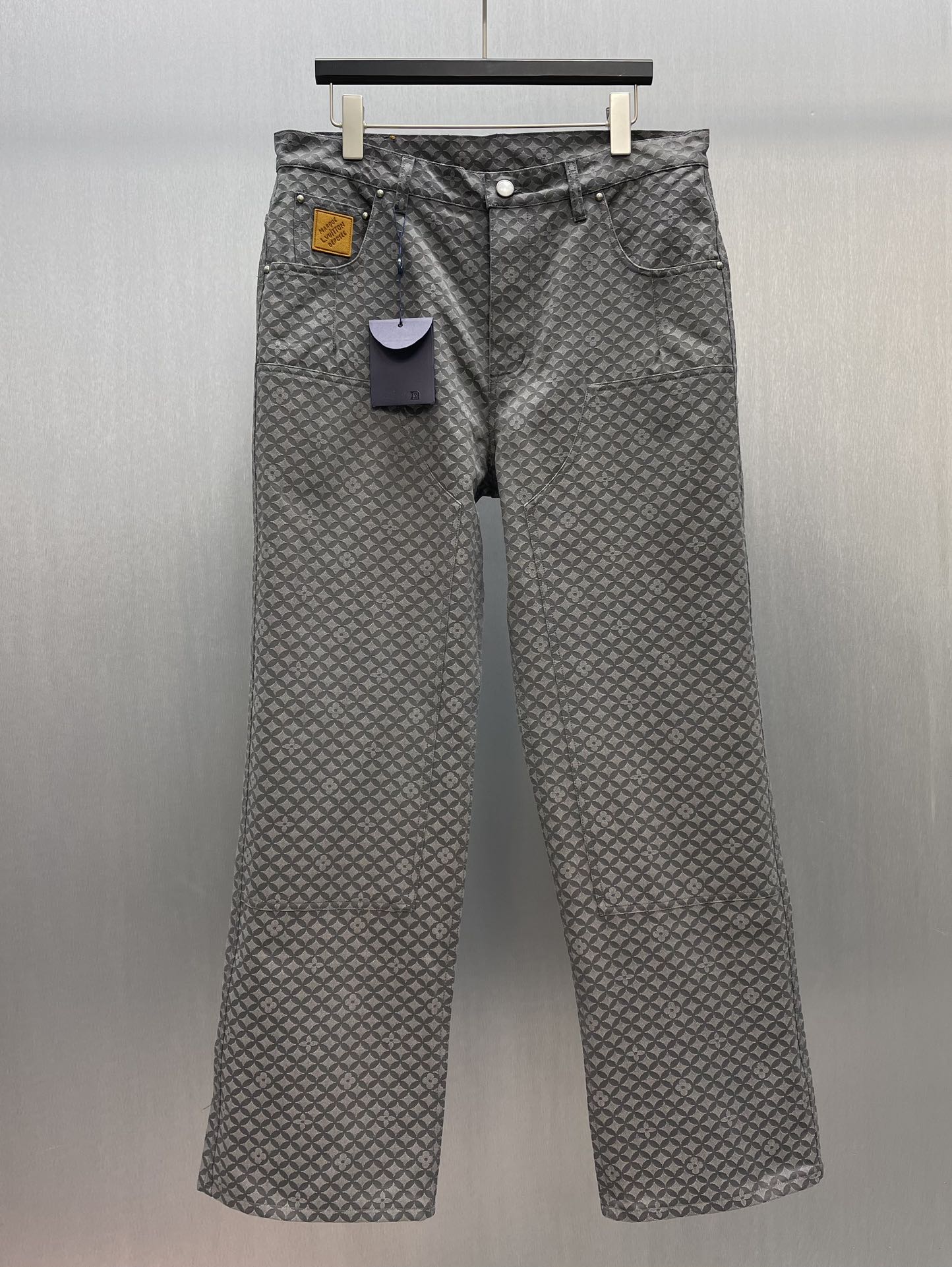 NO:530396,LU Fish Scale Jacquard Pattern Casual Pants Size: S- XL This cotton work pants present Dandy Monogram jacquard weave for the 2025 autumn and winter show, injecting rich texture into the casual silhouette. The jeans pockets and splicing structure are rich in details, and the pearlescent buttons interpret Dandy style, which can create a leisurely and elegant look with the same jacket., jeans, jackets & coats, alexander wang19860909LU 鱼鳞提花图案休闲裤 Size : S- XL 本款棉质工装裤呈现 2025 秋冬秀场的 Dandy Monogram 提花织纹,为休闲廓形注入丰富肌理.牛仔裤口袋和拼接结构丰富细节,珠光纽扣诠释丹迪风尚,可与同款夹克共筑闲雅造型.,,jeans,jackets & coats,alexander wang,Men's clothing