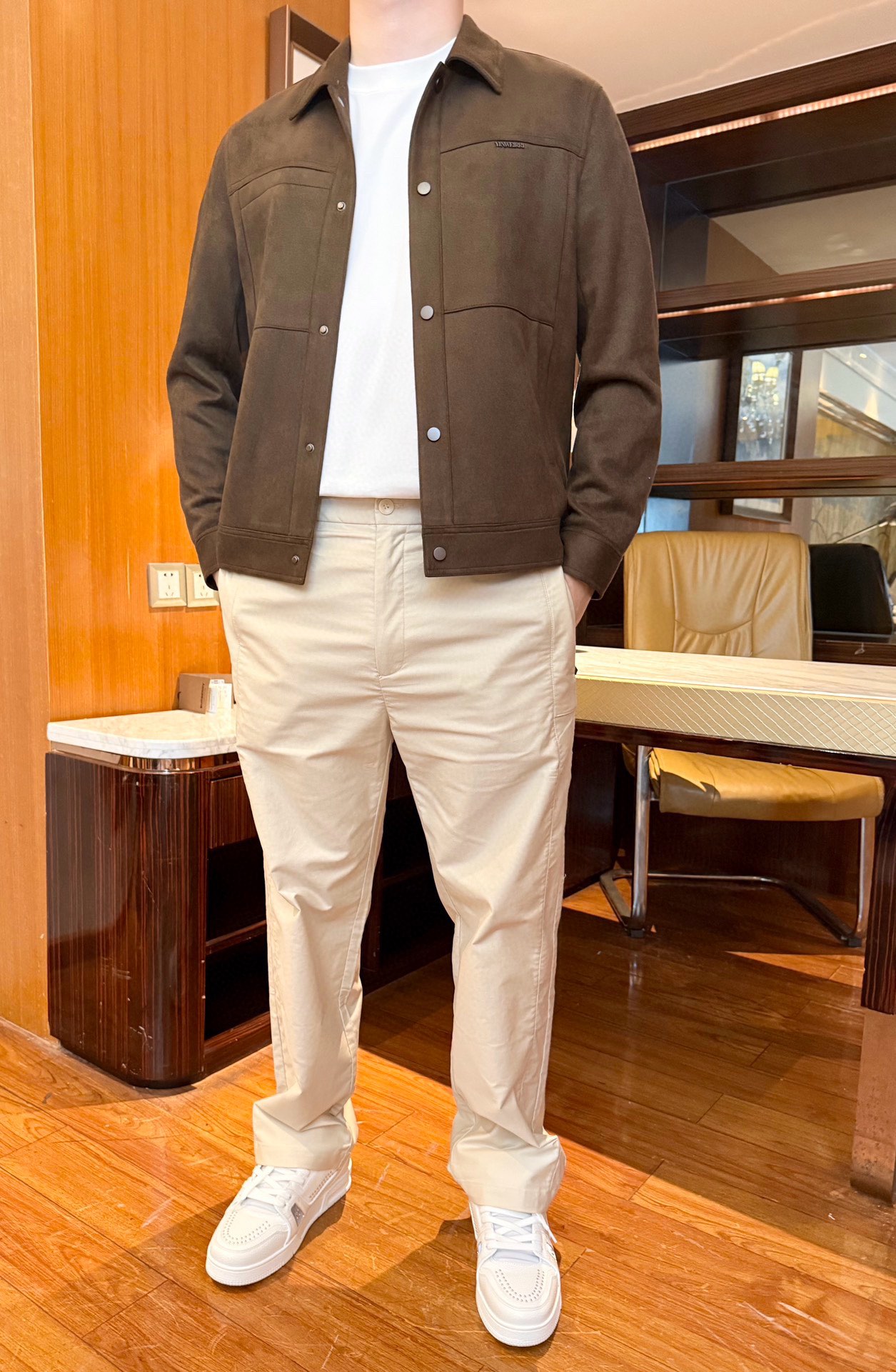 NO:528917,Armani - the latest popular jackets in 2025 counters are shipped, and hot-selling items in European and American counters!  Selected customized suede fabric imported from Italy with the latest design, simple and atmospheric style and customized buttons are full of charm, and the upper body effect is visible. Size 48--56 (model wears 50 on 180/140, with Hong Kong Lane Crawford gift box packaging), Armani, jackets & coats, chamois leather, alexander wang19860909阿玛尼-2025专柜最新爆款夹克出货 欧美专柜热销单品！精选意大利进口定制麂皮绒面料搭配最新的设计,简约大气的版型搭配定制纽扣韵味十足 上身效果看得见.尺码48--56码（模特180/140穿50,配香港连卡佛礼盒包装）,,armani,jackets & coats,chamois leather,alexander wang,Men's clothing