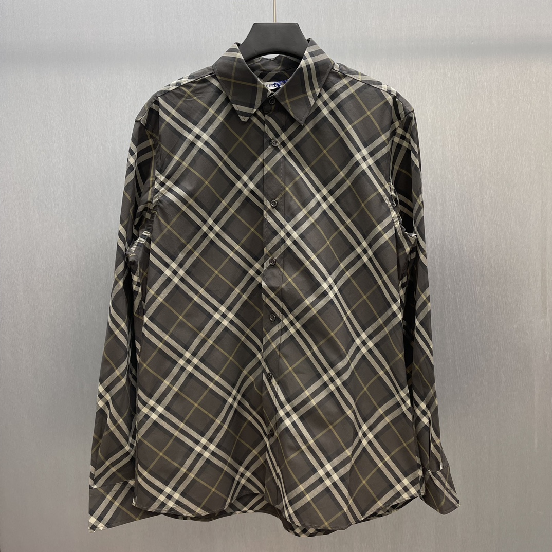 NO:530399,BBR Truffle Brown Check Cotton Shirt SIZE: S-XL Long Sleeve Shirt, made of better cotton fabric, decorated with Burberry check, this piece is a casual style. - Button closure, one pointed collar - Single button cuffs,,burberry,shirts,alexander wang19860909BBR 松露棕格纹棉质衬衫 SIZE : S-XL 长袖衬衫,选用精纺棉质面料打造,装饰 Burberry 格纹,此件精品呈现休闲版型. -纽扣开合 一尖领 -单扣式袖口,,burberry,shirts,alexander wang,Men's clothing