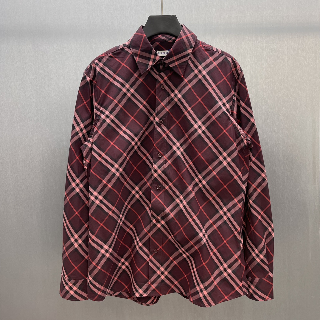 NO:530400,BBR burgundy checked cotton shirt SIZE: S-XL long-sleeved shirt, made of better cotton fabric, decorated with Burberry checked, this piece is a casual style. - Button opening and closing One pointed collar - Single button cuffs, burberry, shirts, alexander wang19860909BBR 酒红格纹棉质衬衫 SIZE : S-XL 长袖衬衫,选用精纺棉质面料打造,装饰 Burberry 格纹,此件精品呈现休闲版型. -纽扣开合 一尖领 -单扣式袖口,,burberry,shirts,alexander wang,Men's clothing