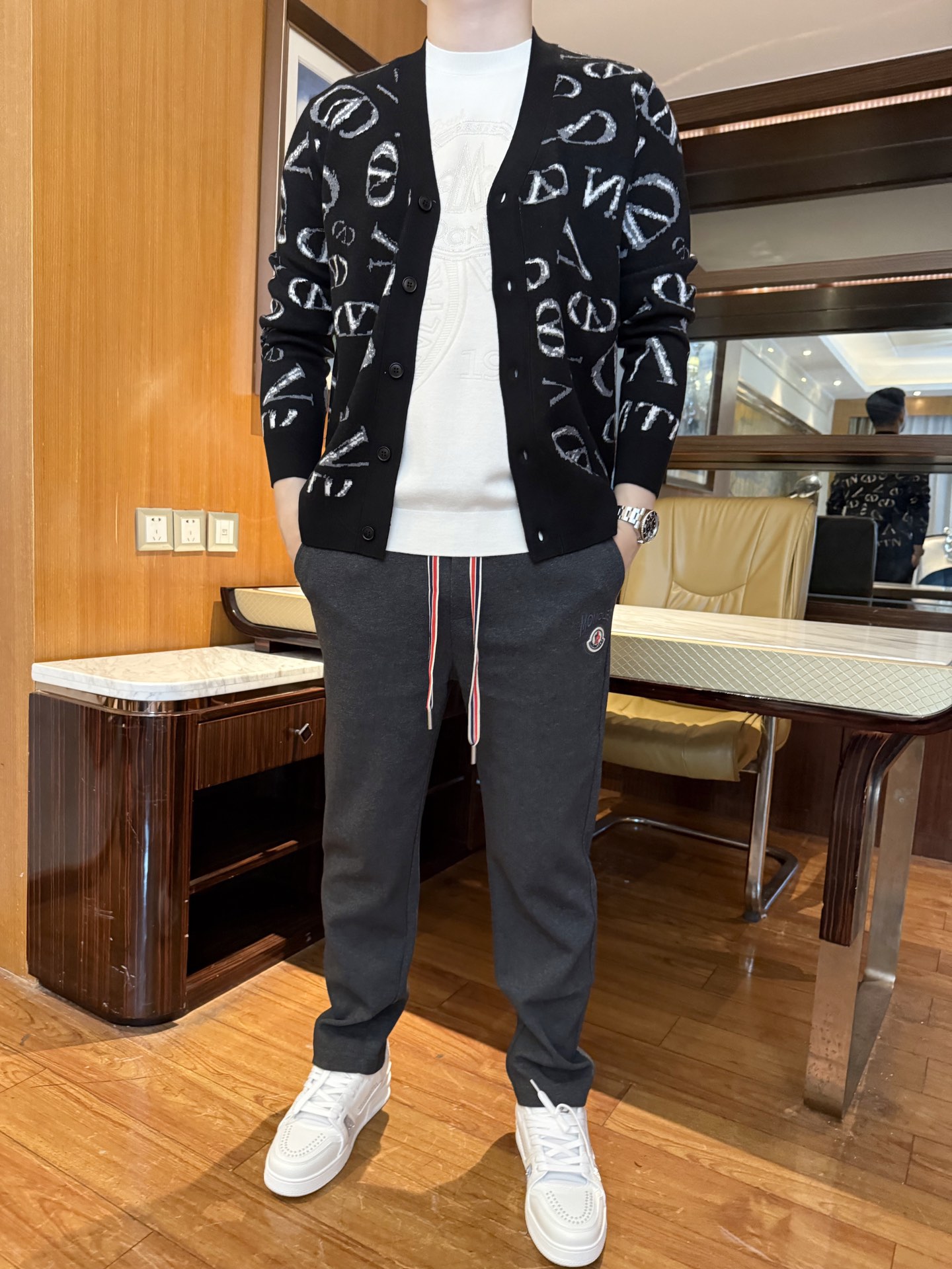 NO:528926,Valentino-2025 counter latest hit cardigans are shipped, and European and American counters are released simultaneously!  Selected Italian imported Tennis wool + recycled fiber fabrics with the latest design, the whole brand logo and custom buttons are fashionable and charming. You are definitely worthy of it. Size: 48-56 (model 180/140 wears 50 sizes, with Hong Kong Lane Crawford gift box packaging), valentino, alexander wang19860909华伦天奴-2025专柜最新爆款开衫出货 欧美专柜同步发售！精选意大利进口天丝羊毛+再生纤维面料搭配最新的设计,通体的品牌标志和定制纽扣时尚不失韵味 您绝对值得拥有.尺码:48-56（模特180/140穿50码,配香港连卡佛礼盒包装）,,valentino,alexander wang,Men's clothing