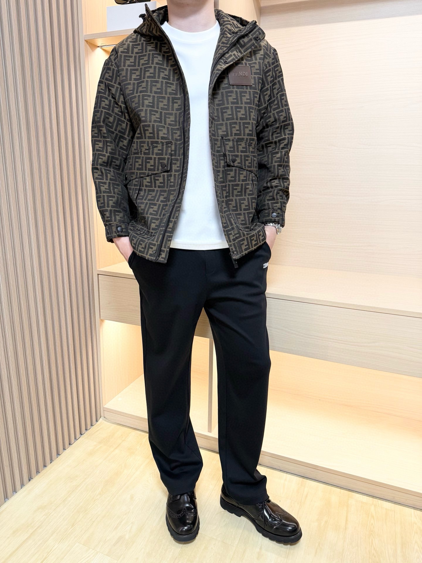 NO:528894,Fendi-2025 counter latest hot jackets are shipped, and European and American counters are popular!  Selected custom fabrics imported from Italy with the latest designs, contrasting color double F designs showcase British style, business and casual boutique. Size M-3XL (model 180/140 wears 50, with Hong Kong Lane Crawford gift box packaging), fendi, jackets & coats, alexander wang19860909芬迪-2025专柜最新爆款外套出货 欧美专柜热销单品！精选意大利进口定制面料搭配最新的设计,撞色双F设计相当彰显英伦风尚 商务休闲精品.尺码M-3XL（模特180/140穿50,配香港连卡佛礼盒包装）,,fendi,jackets & coats,alexander wang,Men's clothing