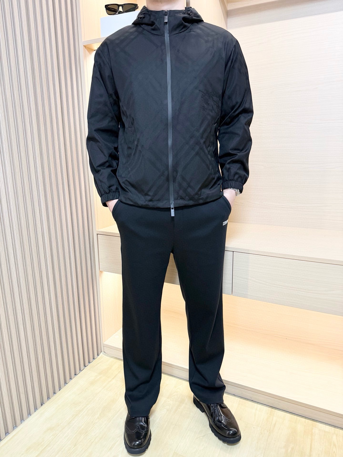 NO:528896,Burberry-2025 counter latest hot jackets are shipped, and European and American counters are popular!  Selected custom fabrics imported from Italy with the latest designs, jacquard plaid pegasus embroidery, which highlights British style, business and casual boutique. Size 46-56 (model 180/140 wears 50, with Hong Kong Lane Crawford gift box packaging), burberry, jackets & coats, alexander wang19860909巴宝莉-2025专柜最新爆款外套出货 欧美专柜热销单品！精选意大利进口定制面料搭配最新的设计,通体提花格纹飞马刺绣相当彰显英伦风尚 商务休闲精品.尺码46-56（模特180/140穿50,配香港连卡佛礼盒包装）,,burberry,jackets & coats,alexander wang,Men's clothing