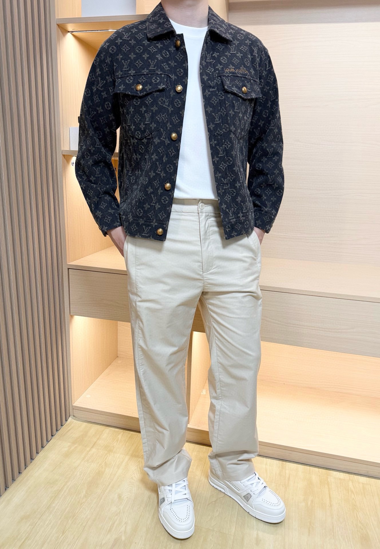 NO:528898,Louis Vuitton - the latest popular jackets in 2025 counters are shipped, and hot-selling items in European and American counters!  Selected custom fabrics imported from Italy with the latest designs, the whole brand is full of English and customized buttons, and the upper body effect is no need to say much. Size 48--56 (model 180/140 wears 50 sizes, with Hong Kong Lane Crawford gift box packaging),, louis vuitton, jackets & coats, alexander wang19860909路易威登-2025专柜最新爆款夹克出货 欧美专柜热销单品！精选意大利进口定制面料搭配最新的设计,通体的品牌英文和定制纽扣韵味十足 上身效果不用多说.尺码48--56码（模特180/140穿50码,配香港连卡佛礼盒包装）,,louis vuitton,jackets & coats,alexander wang,Men's clothing