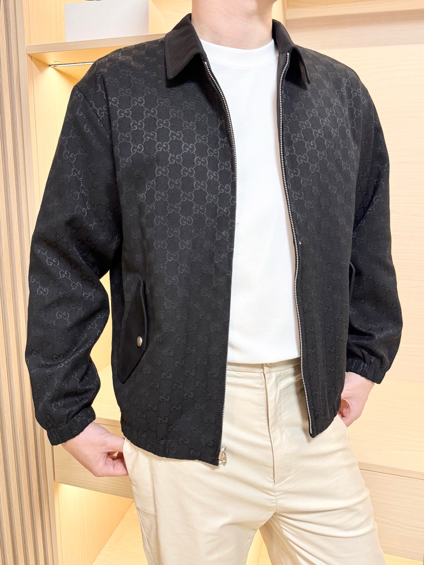 NO:528900,Guqi-2025 counter latest hot double-sided jacket shipped, hot-selling items in European and American counters!  Selected custom fabrics imported from Italy with the latest designs, one side of exquisite brand logo and the other side of contrasting color patterns, which showcase the British style, business and casual boutique. Size M-3XL (model 180/140 wears 50, with Hong Kong Lane Crawford gift box packaging),, jackets & coats, alexander wang19860909古琦-2025专柜最新爆款双面外套出货 欧美专柜热销单品！精选意大利进口定制面料搭配最新的设计,一面精致品牌标志和一面撞色花纹相当彰显英伦风尚 商务休闲精品.尺码M-3XL（模特180/140穿50,配香港连卡佛礼盒包装）,,jackets & coats,alexander wang,Men's clothing