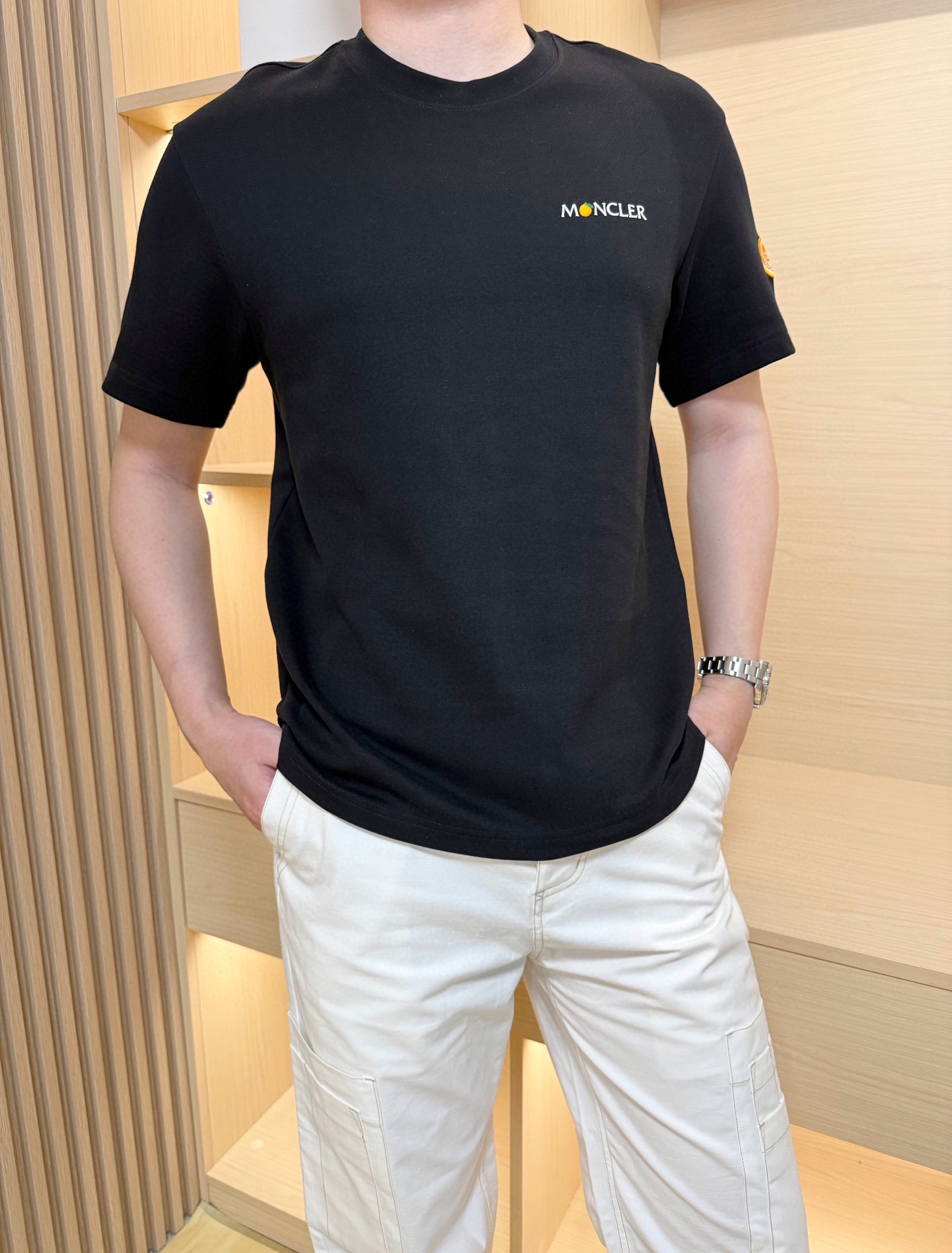 NO:528904,The latest hit early autumn T-shirts in 2025 are shipped, and are popular in Europe and the United States!  Selected Italian imported double-sided cashmere cotton fabrics are comfortable and soft with the latest designs. The brand embroidery design on the chest highlights fashion. The basement and outfit are very good!  Number of codes 48-56 (model 180/140 wears 50, with Hong Kong Lane Crawford gift box packaging), Moncler, tees, t-shirt, alexander wang19860909蒙口-2025最新爆款早秋T恤出货 欧美热销单品！精选意大利进口双面羊绒棉面料舒适柔软搭配最新的设计,胸前的品牌刺绣设计彰显时尚 打底和外穿都很不错！码数48-56（模特180/140穿50,配香港连卡佛礼盒包装）,,Moncler,tees，t-shirt,alexander wang,Men's clothing