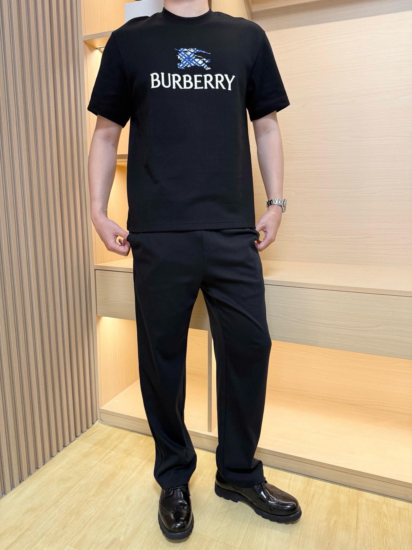 NO:528905,Burberry-2025's latest hit early autumn T-shirts are shipped, and hot-selling items in Europe and the United States!  Selected Italian imported double-sided cashmere cotton fabrics are comfortable and soft with the latest designs. The brand embroidery design on the chest highlights fashion. The basement and outfit are very good!  Number of codes 48-56 (model 180/140 wears 50, with Hong Kong Lane Crawford gift box packaging), burberry,tees, t-shirt, alexander wang19860909巴宝莉-2025最新爆款早秋T恤出货 欧美热销单品！精选意大利进口双面羊绒棉面料舒适柔软搭配最新的设计,胸前的品牌刺绣设计彰显时尚 打底和外穿都很不错！码数48-56（模特180/140穿50,配香港连卡佛礼盒包装）,,burberry,tees，t-shirt,alexander wang,Men's clothing