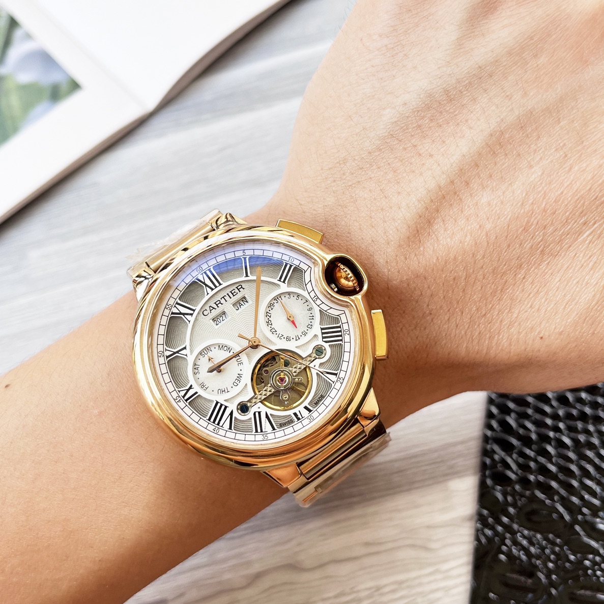 NO:337354,Gold Blue Balloon Series Shockingly launched [Latest] Cartier Multifunctional Boutique Design [Type] Boutique Men's Watch [Watch Strap] Real Cowhide Strap [Movement] High-end Fully Automatic Mechanical Movement [Mirror] Mineral Strengthened Glass (More High Definition) Elegant Taste, Exotic, Ingenious, Wrist Treasure, Size Diameter 42mm/12.5mm Hot Sale!  Welcome to reprint!  cartier cowhide19860909金 蓝气球系列 震撼上市【最新】卡地亚 多功能精品设计【类型】精品男士腕表【表带】真牛皮表带【机芯】高端全自动机械机芯【镜面】矿物质强化玻璃（更高清） 品味高雅 浩瀚大气 匠心独运 腕间瑰宝 尺寸直径42mm/12.5mm热卖上市！欢迎转载！,,cartier,cowhide,Watch