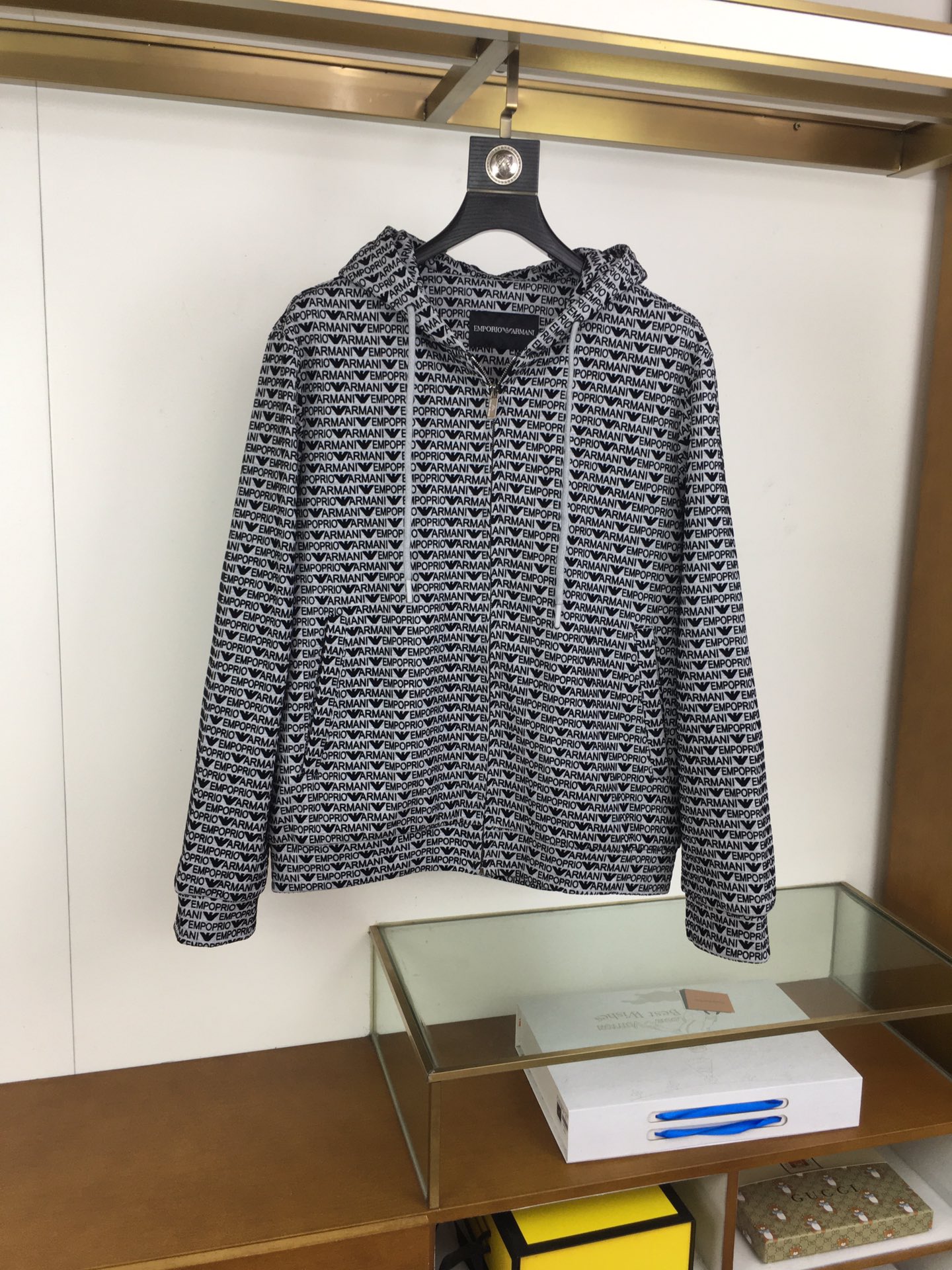 NO:529110,New jacket 'Aman...i' 2025 new model is available, original single product, imported brand imported fabrics, fashionable jackets and windbreakers. European counters are synchronized, and the upper body is more casual and elegant. The counter original hardware is luxurious and high-end customized accessories new work!  Luxury brand characteristics logo embellishment design, the highest quality shipment in the market, original auxiliary materials, the ultimate luxury!  Soft and comfortable. The upper body is so handsome!  Suitable for any scene!  Size M-XXXL (178 140 catties L Maximum wear 190 catties), Jackets & coats, Jackets & coats, Alexander wang19860909新品夹克 《Aman...i》 2025新款上市 原单狠货 品牌进口面料时尚夹克风衣外套.欧洲专柜同步,上身更随意大方,专柜原版五金奢华高档定制配饰新作！奢华品牌特质logo点缀设计,市场最高品质出货、原版辅料,奢华极致！柔软舒适.上身爆帅！适合任意场景！ 尺码M-XXXL（178 140斤L 最大穿190斤）,,jackets & coats,jackets & coats,alexander wang,Men's clothing