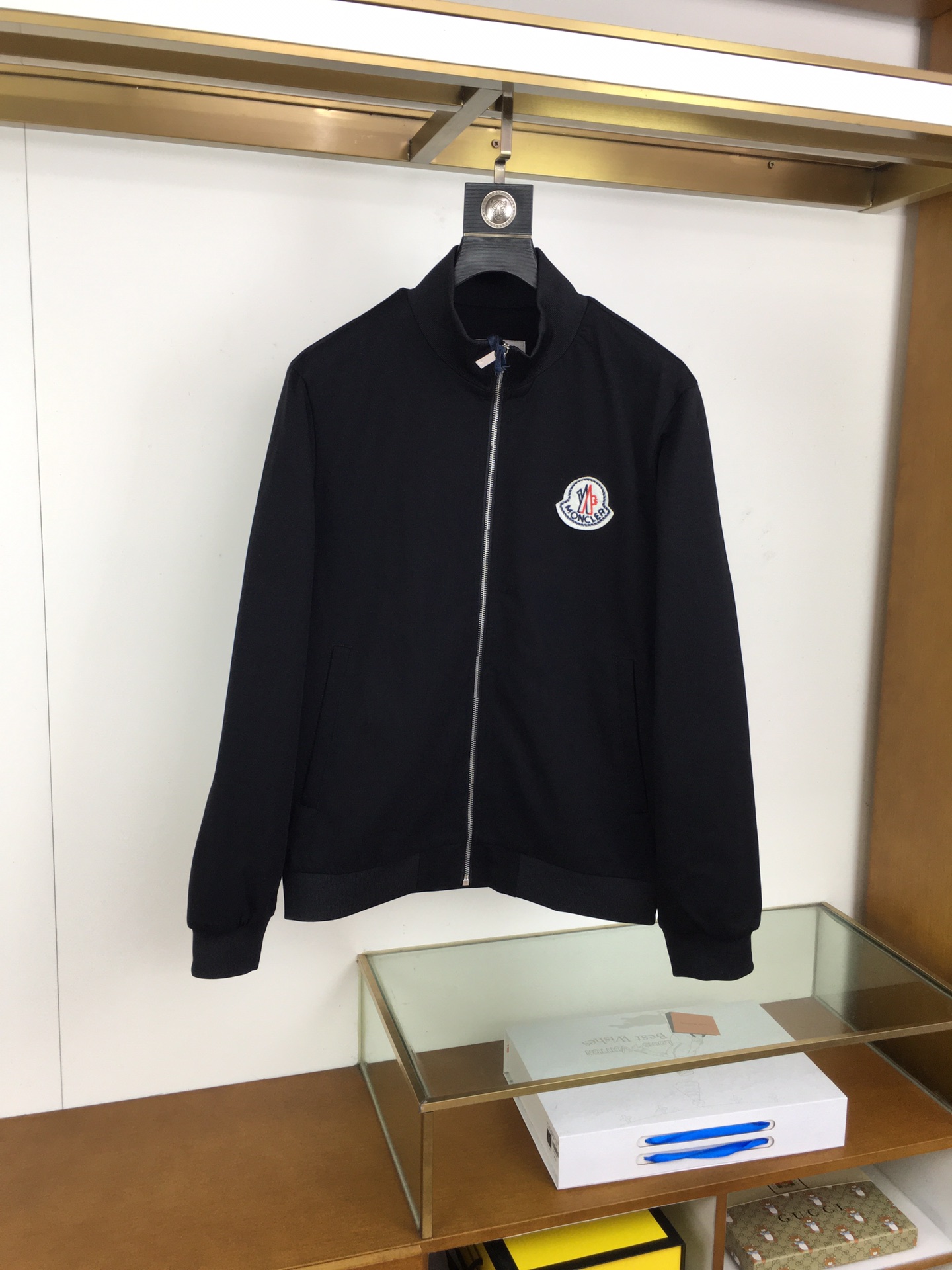 NO:529119,New jacket 'Moncle...' 2025 new model is available, original single product, imported fashion jacket of brand imported fabric. European counters are synchronized, the upper body is more casual and elegant, the counter original hardware is luxurious and high-end customized accessories new work!  Luxury brand characteristics logo embellishment design, the highest quality shipment in the market, original auxiliary materials, the ultimate luxury!  Soft and comfortable. The upper body is so handsome!  Suitable for any scene!  Size M-XXXL (178 140 catties L Maximum wear 190 catties), Jackets & coats, alexander wang19860909新品外套 《Moncle..》 2025新款上市 原单狠货 品牌进口面料时尚外套.欧洲专柜同步,上身更随意大方,专柜原版五金奢华高档定制配饰新作！奢华品牌特质logo点缀设计,市场最高品质出货、原版辅料,奢华极致！柔软舒适.上身爆帅！适合任意场景！ 尺码M-XXXL（178 140斤L 最大穿190斤）,,jackets & coats,alexander wang,Men's clothing