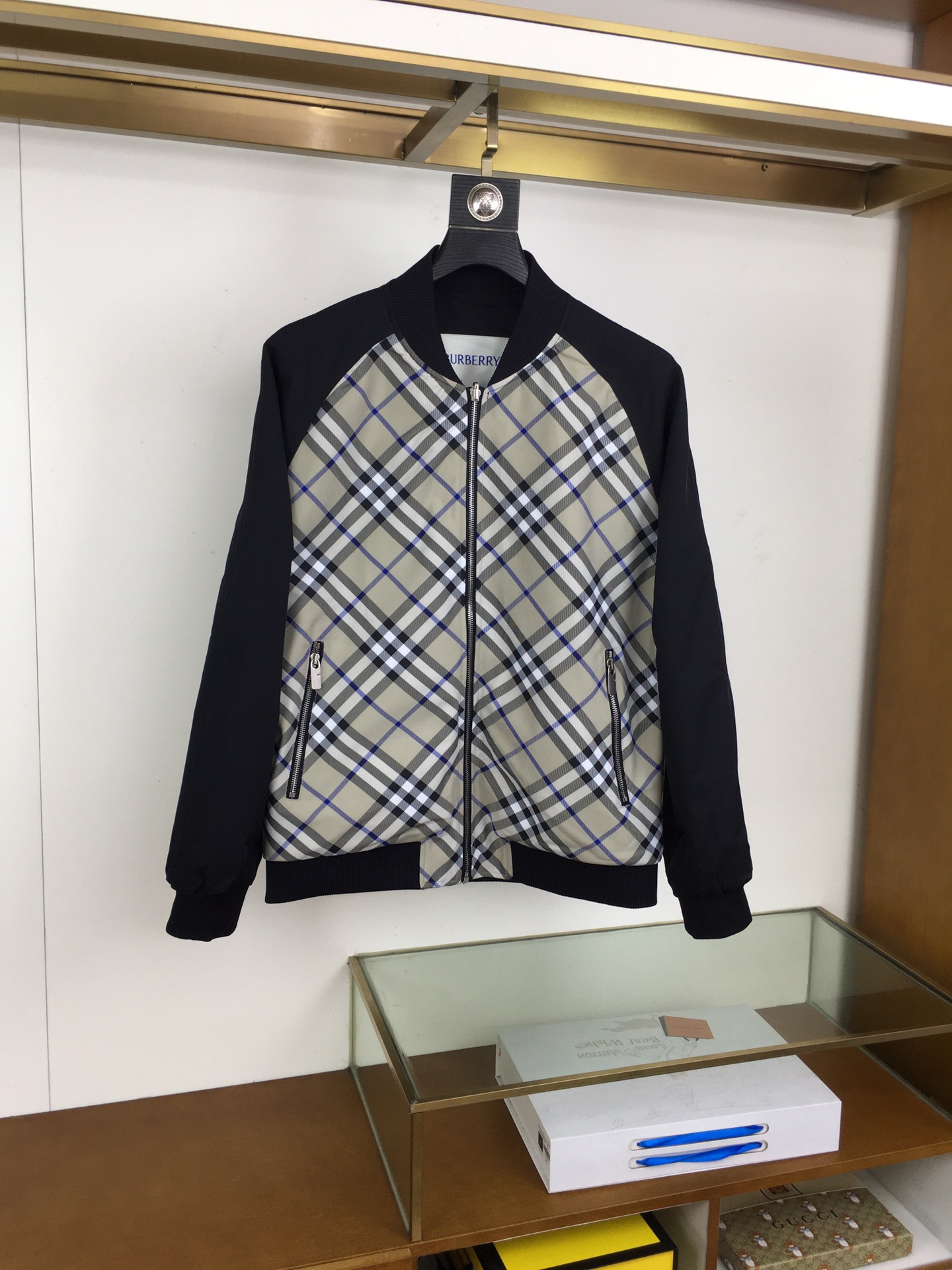 NO:529113,New double-sided jacket 'Burber..y' 2025 new model is available, original single ruthless product, imported Italian fabric fashionable jacket and windbreaker jacket. European counters are synchronized, and the upper body is more casual and elegant. The counter original hardware is luxurious and high-end customized accessories new work!  Luxury brand characteristics logo embellishment design, the highest quality shipment in the market, original auxiliary materials, the ultimate luxury!  Soft and comfortable. The upper body is so handsome!  Suitable for any scene!  Size M-XXXL (178 140 catties L Maximum wear 190 catties), Burberry, jackets & coats, jackets & coats, alexander wang19860909新品双面夹克 《Burber..y》 2025新款上市 原单狠货 意大利进口面料时尚夹克风衣外套.欧洲专柜同步,上身更随意大方,专柜原版五金奢华高档定制配饰新作！奢华品牌特质logo点缀设计,市场最高品质出货、原版辅料,奢华极致！柔软舒适.上身爆帅！适合任意场景！ 尺码M-XXXL（178 140斤L 最大穿190斤）,,burberry,jackets & coats,jackets & coats,alexander wang,Men's clothing