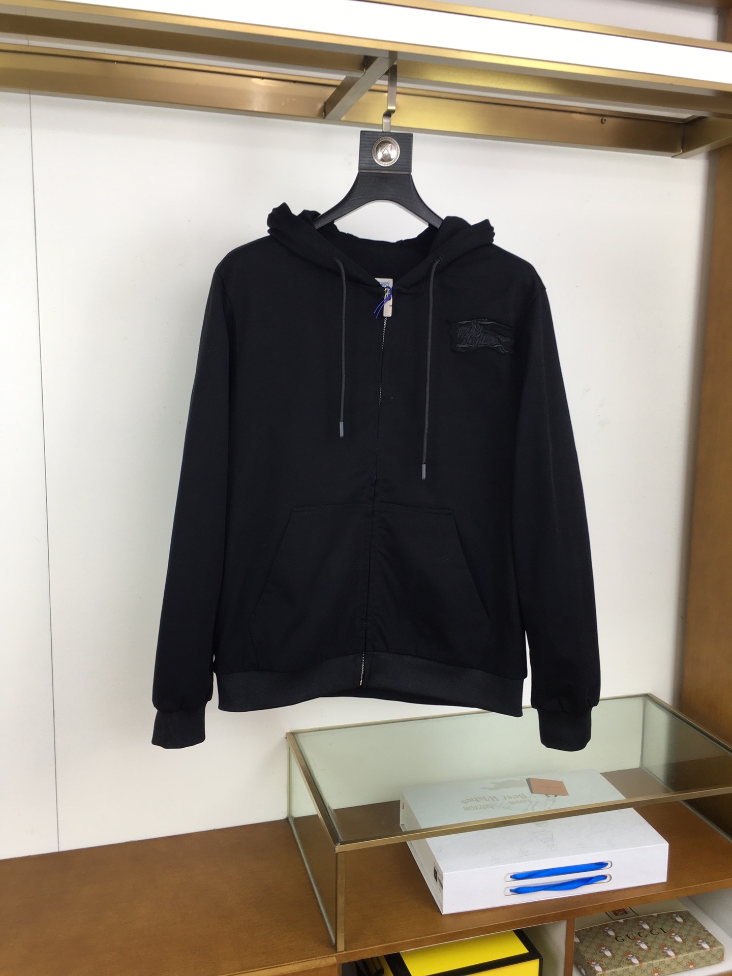 NO:529116,New jacket 'Burber..y' 2025 new model is available, original single product, imported fashion jacket of brand imported fabric. European counters are synchronized, the upper body is more casual and elegant, the counter original hardware is luxurious and high-end customized accessories new work!  Luxury brand characteristics logo embellishment design, the highest quality shipment in the market, original auxiliary materials, the ultimate luxury!  Soft and comfortable. The upper body is so handsome!  Suitable for any scene!  Size M-XXXL (178 140 catties L Maximum wear 190 catties), Burberry, Jackets & coats, Alexander wang19860909新品外套 《Burber..y》 2025新款上市 原单狠货 品牌进口面料时尚外套.欧洲专柜同步,上身更随意大方,专柜原版五金奢华高档定制配饰新作！奢华品牌特质logo点缀设计,市场最高品质出货、原版辅料,奢华极致！柔软舒适.上身爆帅！适合任意场景！ 尺码M-XXXL（178 140斤L 最大穿190斤）,,burberry,jackets & coats,alexander wang,Men's clothing