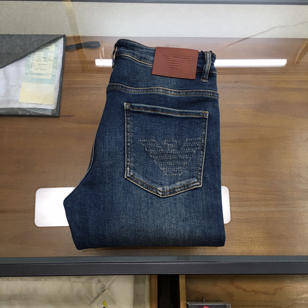 NO:529105,New jeans [Aman..i] 2025 autumn and winter exclusively for new jeans, high-end version!  Customized fabrics for counters are breathable and comfortable, with impeccable details, and the brand element design concept reflects high quality. The feel is delicate and soft!  It is casually cut, with a great upper body style!  Number of codes 29-3835, jeans,alexander wang19860909新品牛仔裤【Aman..i】 2025秋冬独家专供新款牛仔裤,高端版本！专柜定制面料 透气舒适度高,细节无可挑剔,品牌元素设计理念,体现高品质.手感细腻柔软！呈现休闲裁剪,上身版型超赞！码数29-3835,,jeans,alexander wang,Men's clothing