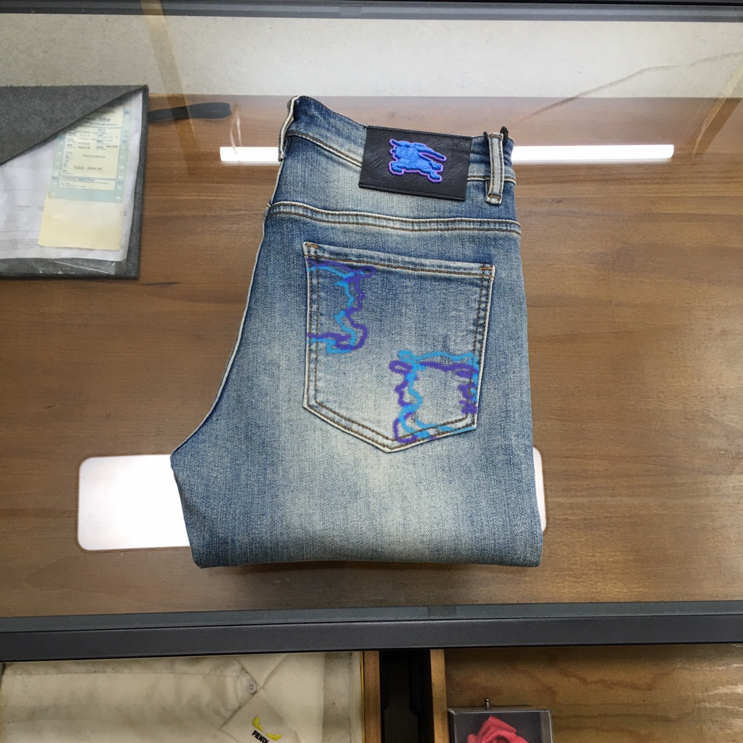 NO:529107,New jeans [Burber..y] 2025 autumn and winter exclusively for new jeans, high-end version!  Customized fabrics for counters are breathable and comfortable, with impeccable details, and the brand element design concept reflects high quality. The feel is delicate and soft!  It is casually cut, with a great upper body style!  Count 29-3835, burberry, jeans, alexander wang19860909新品牛仔裤【Burber..y】 2025秋冬独家专供新款牛仔裤,高端版本！专柜定制面料 透气舒适度高,细节无可挑剔,品牌元素设计理念,体现高品质.手感细腻柔软！呈现休闲裁剪,上身版型超赞！码数29-3835,,burberry,jeans,alexander wang,Men's clothing