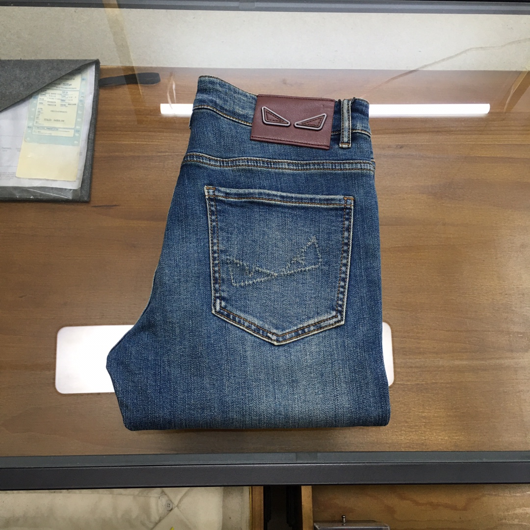 NO:529102,New jeans [Fend] 2025 autumn and winter exclusively for new jeans, high-end version!  Customized fabrics for counters are breathable and comfortable, with impeccable details, and the brand element design concept reflects high quality. The feel is delicate and soft!  It is casually cut, with a great upper body style!  Number of codes 29-3835, fendi, jeans, alexander wang19860909新品牛仔裤【Fend】 2025秋冬独家专供新款牛仔裤,高端版本！专柜定制面料 透气舒适度高,细节无可挑剔,品牌元素设计理念,体现高品质.手感细腻柔软！呈现休闲裁剪,上身版型超赞！码数29-3835,,fendi,jeans,alexander wang,Men's clothing
