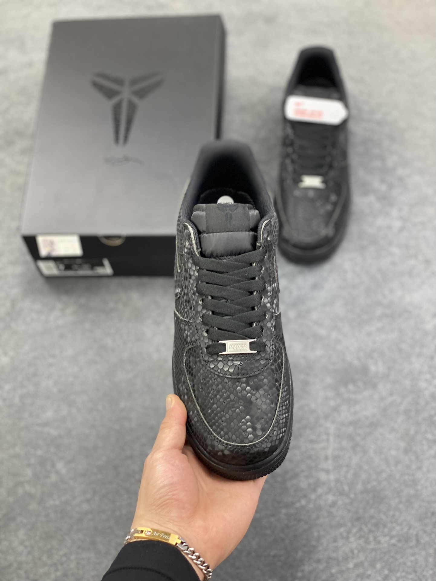 图片[2]-Nike Air Force 1 Low “Kobe Bryant”黑蛇纹科比限定 空军一号低帮休闲板鞋 原楦头原纸板 打造纯正空军版型#专注外贸渠道 全掌内置蜂窝气垫 #原盒配件 原厂中底钢印、拉帮完美 货号：IB0018-001 尺码：36 36.5 37.5 38 38.5 39 40 40.5 41 42 42.5 43 44 44.5 45-选品中心
