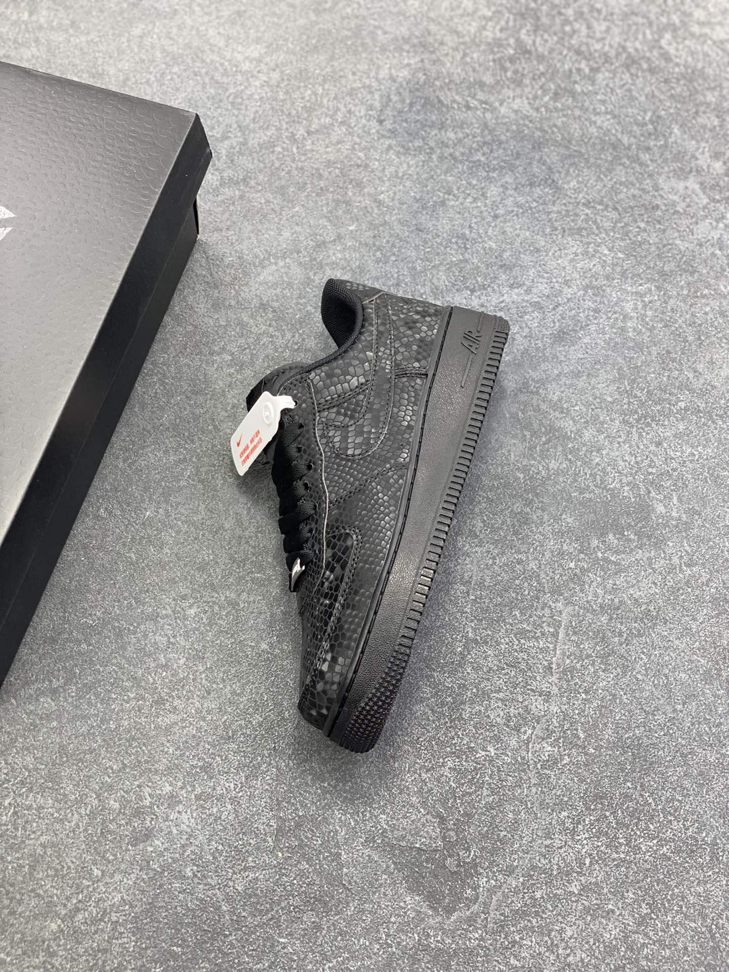 图片[7]-Nike Air Force 1 Low “Kobe Bryant”黑蛇纹科比限定 空军一号低帮休闲板鞋 原楦头原纸板 打造纯正空军版型#专注外贸渠道 全掌内置蜂窝气垫 #原盒配件 原厂中底钢印、拉帮完美 货号：IB0018-001 尺码：36 36.5 37.5 38 38.5 39 40 40.5 41 42 42.5 43 44 44.5 45-选品中心