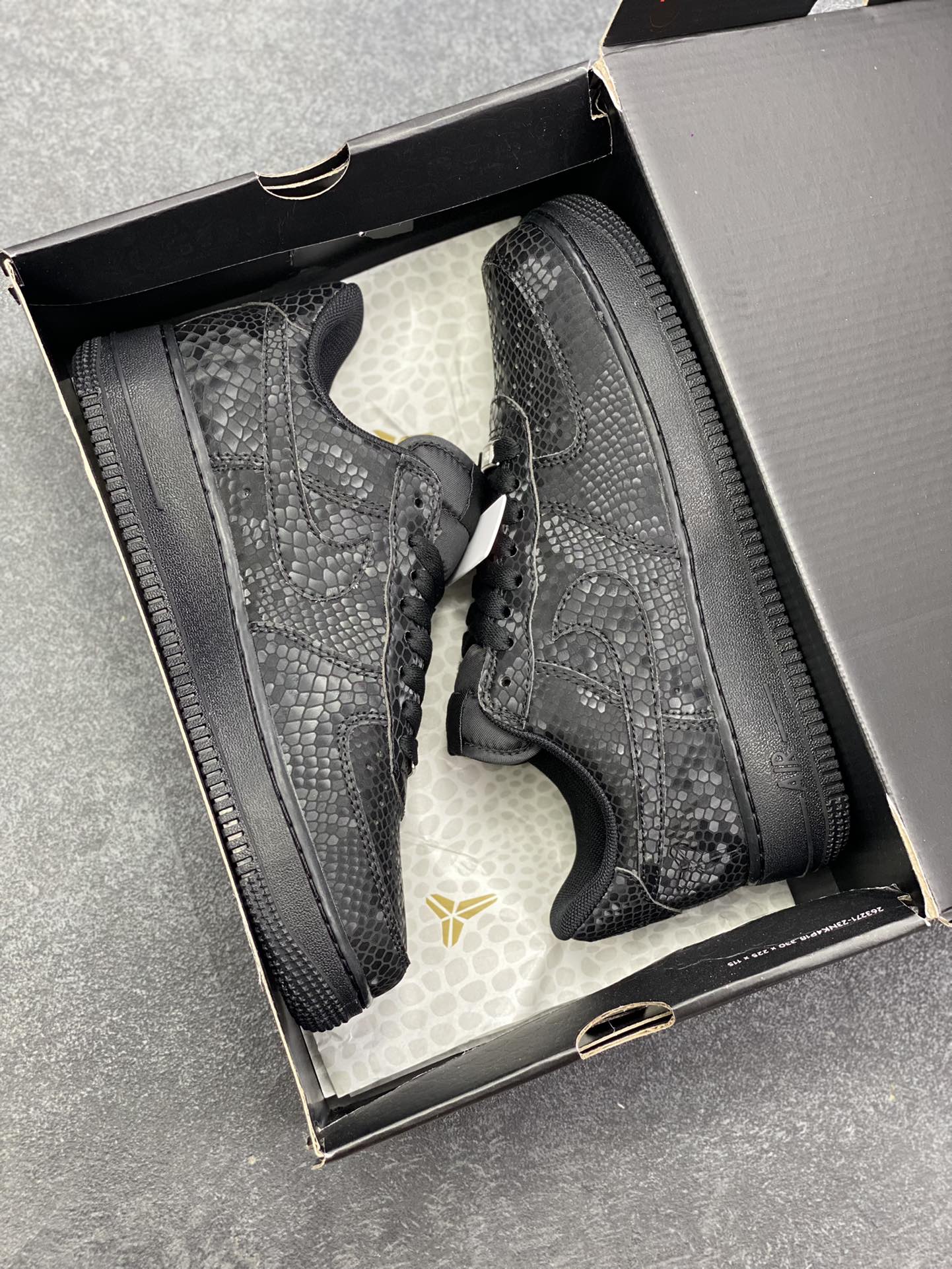 图片[9]-Nike Air Force 1 Low “Kobe Bryant”黑蛇纹科比限定 空军一号低帮休闲板鞋 原楦头原纸板 打造纯正空军版型#专注外贸渠道 全掌内置蜂窝气垫 #原盒配件 原厂中底钢印、拉帮完美 货号：IB0018-001 尺码：36 36.5 37.5 38 38.5 39 40 40.5 41 42 42.5 43 44 44.5 45-选品中心