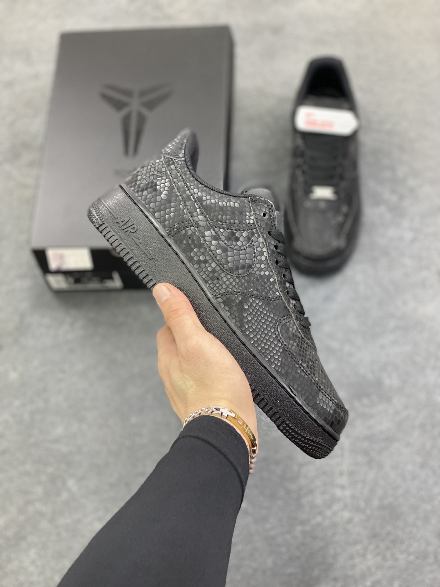 Nike Air Force 1 Low “Kobe Bryant”黑蛇纹科比限定 空军一号低帮休闲板鞋 原楦头原纸板 打造纯正空军版型#专注外贸渠道 全掌内置蜂窝气垫 #原盒配件 原厂中底钢印、拉帮完美 货号：IB0018-001 尺码：36 36.5 37.5 38 38.5 39 40 40.5 41 42 42.5 43 44 44.5 45-选品中心