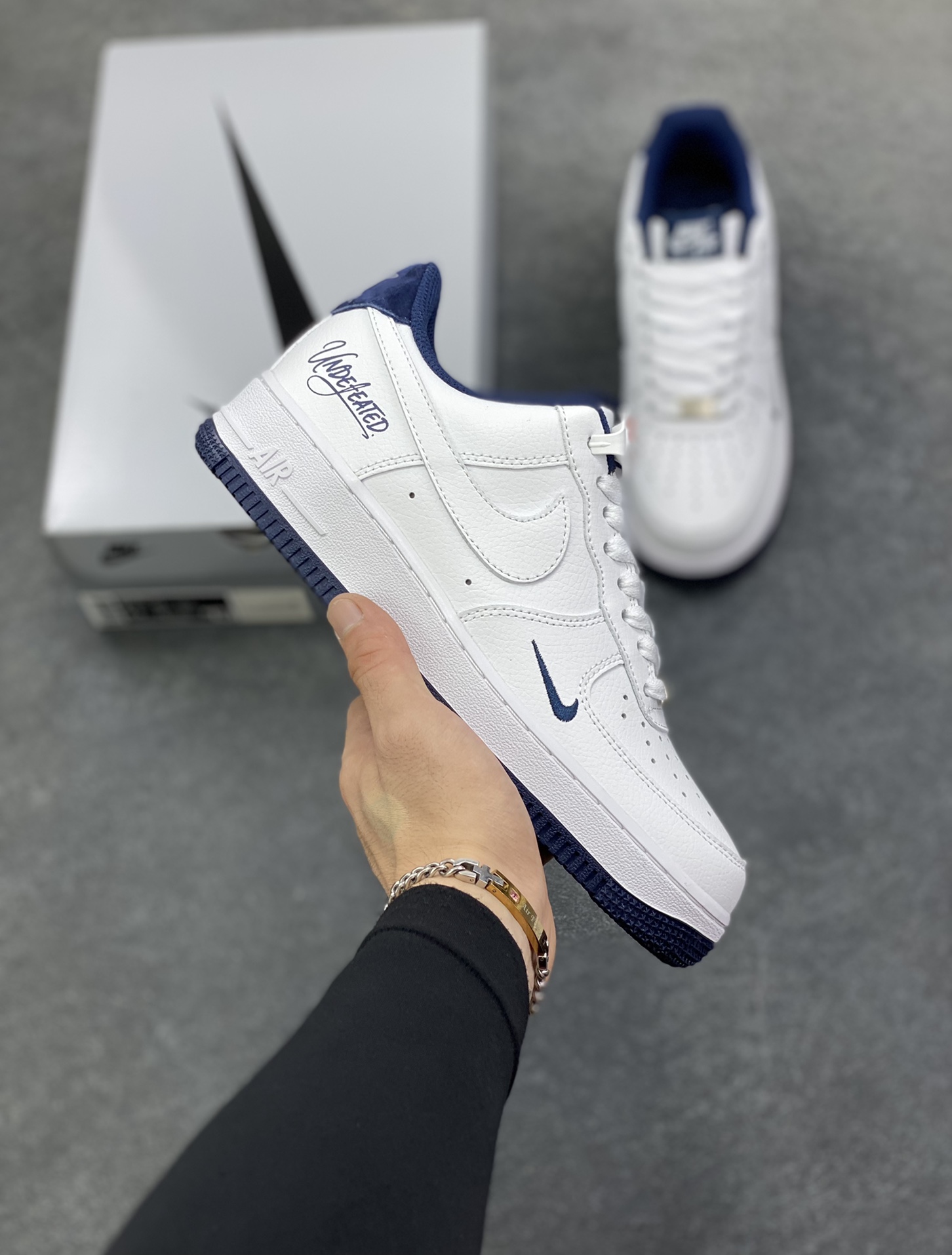 Undefeated x Nike Air Force 1 Low 白蓝 空军一号低帮休闲板鞋 定制皮料 原装定制鞋盒 细节满满 原楦头原纸板 内置全掌气垫 货号：ZH0316-119 尺码：36 36.5 37.5 38 38.5 39 40 40.5 41 42 42.5 43 44 44.5 45-选品中心