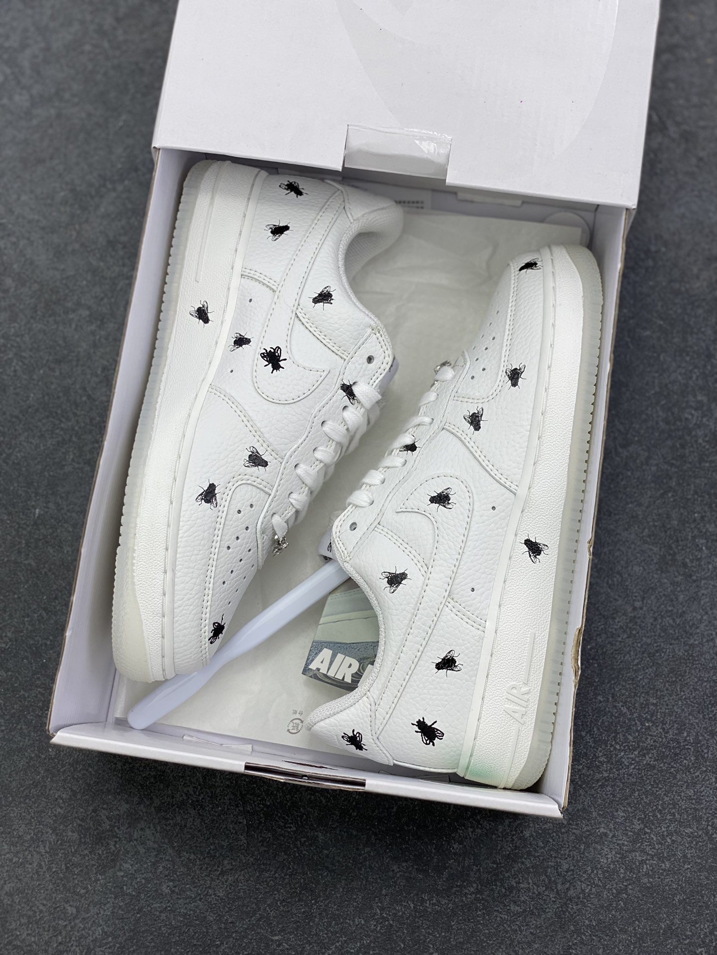 图片[9]-HY版本💯 Air Force 1 Low 苍蝇印花白色 原楦头原纸板 打造纯正空军版型 #专注外贸渠道 全掌内置蜂窝气垫 #原盒配件 原厂中底钢印、拉帮完美 货号：IM3081-100 尺码：36 36.5 37.5 38 38.5 39 40 40.5 41 42 42.5 43 44 44.5 45 46-选品中心