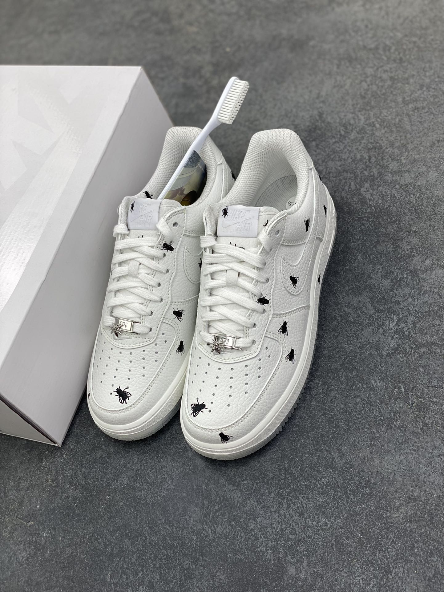 图片[8]-HY版本💯 Air Force 1 Low 苍蝇印花白色 原楦头原纸板 打造纯正空军版型 #专注外贸渠道 全掌内置蜂窝气垫 #原盒配件 原厂中底钢印、拉帮完美 货号：IM3081-100 尺码：36 36.5 37.5 38 38.5 39 40 40.5 41 42 42.5 43 44 44.5 45 46-选品中心