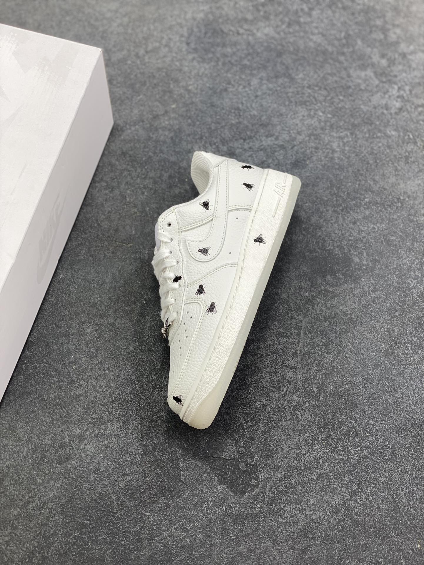 图片[7]-HY版本💯 Air Force 1 Low 苍蝇印花白色 原楦头原纸板 打造纯正空军版型 #专注外贸渠道 全掌内置蜂窝气垫 #原盒配件 原厂中底钢印、拉帮完美 货号：IM3081-100 尺码：36 36.5 37.5 38 38.5 39 40 40.5 41 42 42.5 43 44 44.5 45 46-选品中心