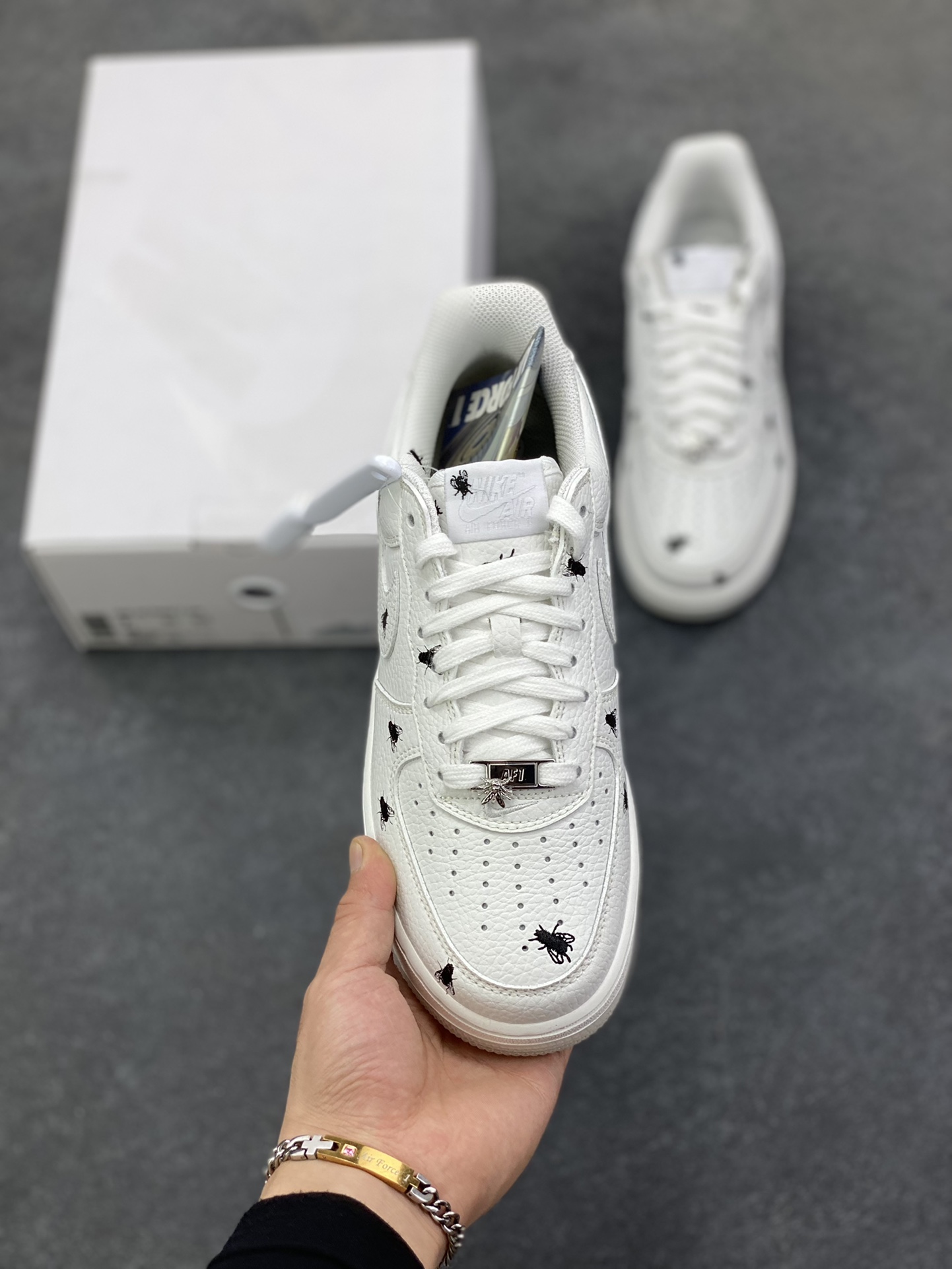 图片[2]-HY版本💯 Air Force 1 Low 苍蝇印花白色 原楦头原纸板 打造纯正空军版型 #专注外贸渠道 全掌内置蜂窝气垫 #原盒配件 原厂中底钢印、拉帮完美 货号：IM3081-100 尺码：36 36.5 37.5 38 38.5 39 40 40.5 41 42 42.5 43 44 44.5 45 46-选品中心