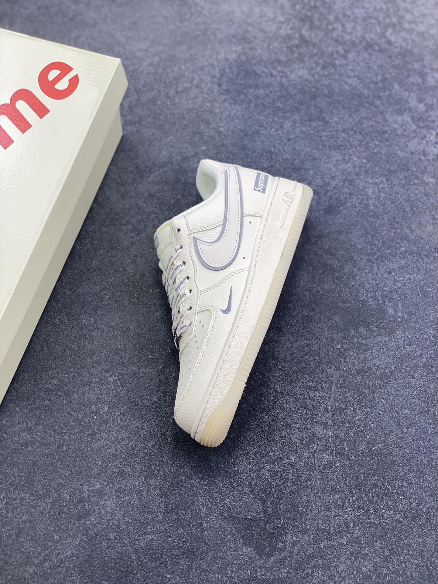 图片[7]-NIke Air Force 1 \’07 Low “Supreme联名——米灰水晶底”空军一号 低帮 运动鞋 休闲鞋 折边针车 工艺难度大 原楦头原纸板 原装鞋盒 定制五金配件 内置全掌气垫 原厂鞋底 货号：XX3168-193 尺码：36 36.5 37.5 38 38.5 39 40 40.5 41 42 42.5 43 44 44.5 45-选品中心