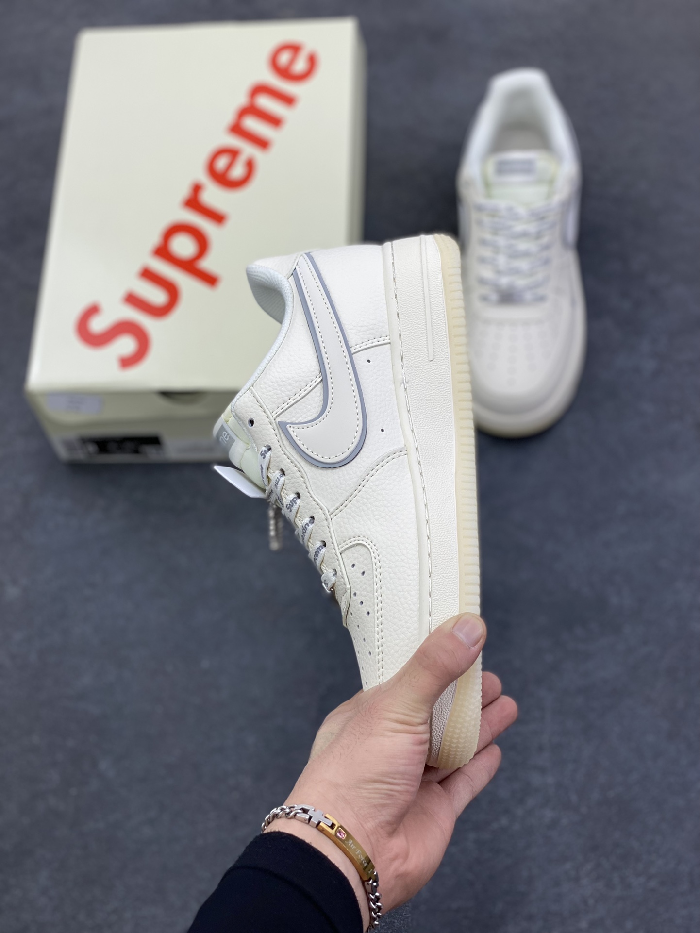 图片[3]-NIke Air Force 1 \’07 Low “Supreme联名——米灰水晶底”空军一号 低帮 运动鞋 休闲鞋 折边针车 工艺难度大 原楦头原纸板 原装鞋盒 定制五金配件 内置全掌气垫 原厂鞋底 货号：XX3168-193 尺码：36 36.5 37.5 38 38.5 39 40 40.5 41 42 42.5 43 44 44.5 45-选品中心