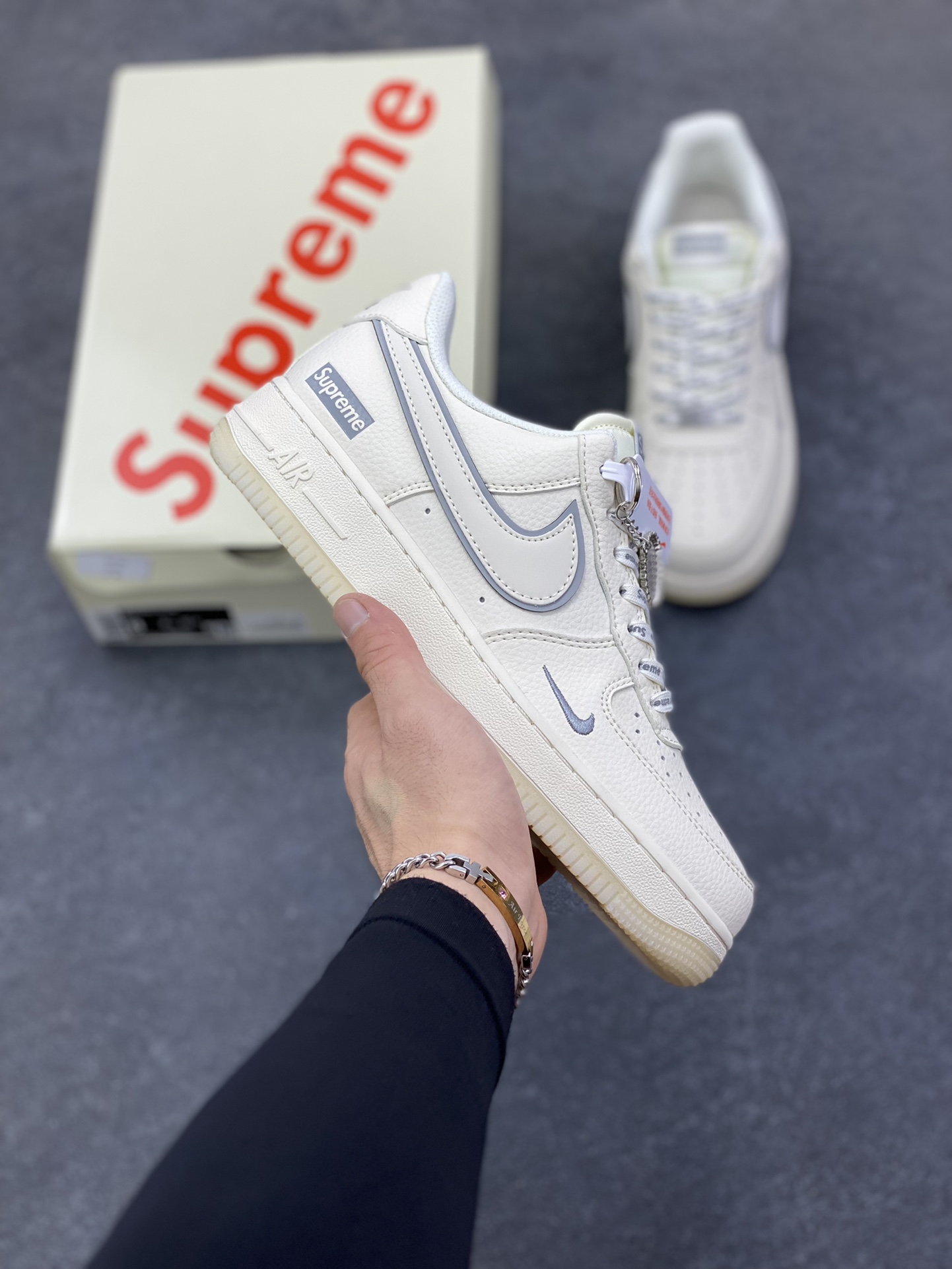 NIke Air Force 1 \'07 Low “Supreme联名——米灰水晶底”空军一号 低帮 运动鞋 休闲鞋 折边针车 工艺难度大 原楦头原纸板 原装鞋盒 定制五金配件 内置全掌气垫 原厂鞋底 货号：XX3168-193 尺码：36 36.5 37.5 38 38.5 39 40 40.5 41 42 42.5 43 44 44.5 45-选品中心