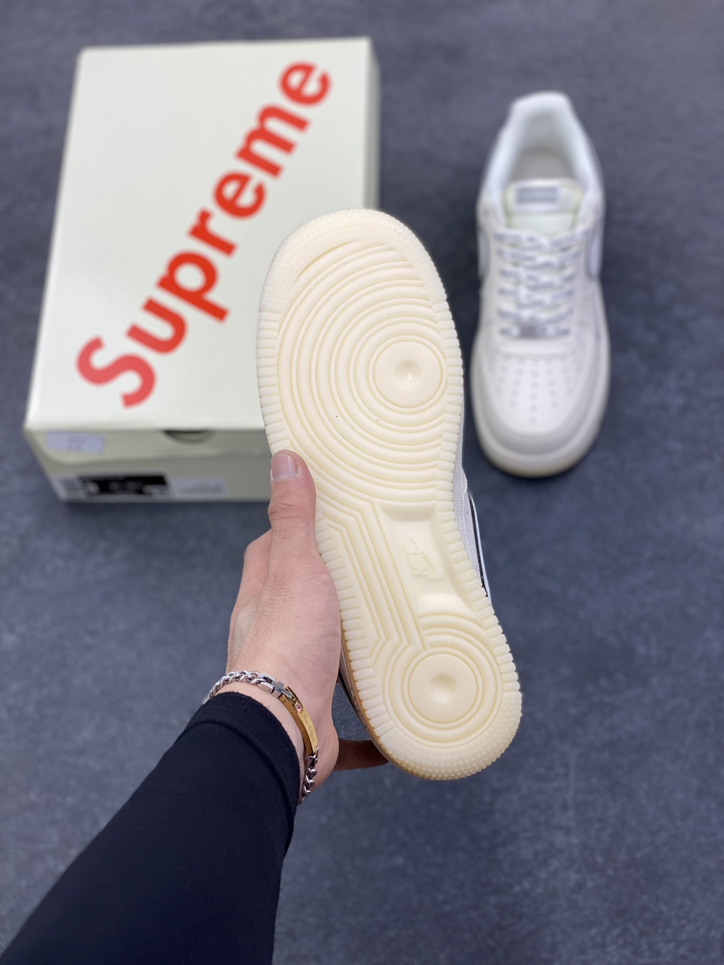 图片[5]-NIke Air Force 1 \’07 Low “Supreme联名——米灰水晶底”空军一号 低帮 运动鞋 休闲鞋 折边针车 工艺难度大 原楦头原纸板 原装鞋盒 定制五金配件 内置全掌气垫 原厂鞋底 货号：XX3168-193 尺码：36 36.5 37.5 38 38.5 39 40 40.5 41 42 42.5 43 44 44.5 45-选品中心
