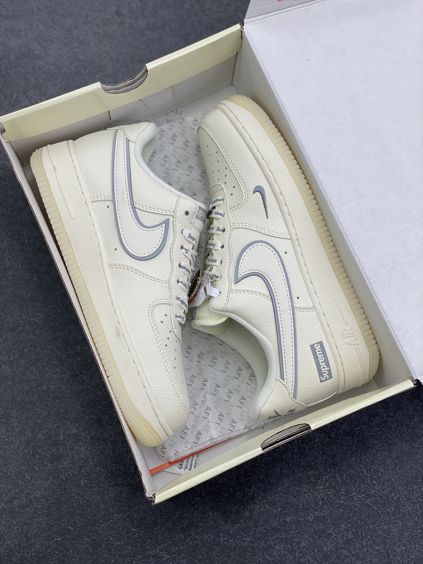 图片[9]-NIke Air Force 1 \’07 Low “Supreme联名——米灰水晶底”空军一号 低帮 运动鞋 休闲鞋 折边针车 工艺难度大 原楦头原纸板 原装鞋盒 定制五金配件 内置全掌气垫 原厂鞋底 货号：XX3168-193 尺码：36 36.5 37.5 38 38.5 39 40 40.5 41 42 42.5 43 44 44.5 45-选品中心