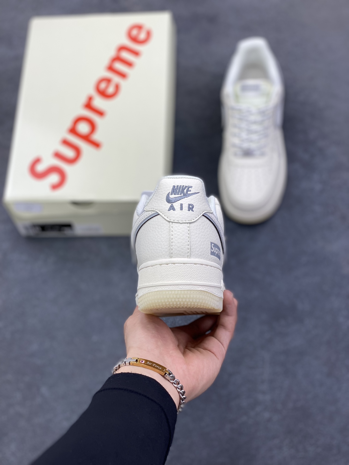 图片[4]-NIke Air Force 1 \’07 Low “Supreme联名——米灰水晶底”空军一号 低帮 运动鞋 休闲鞋 折边针车 工艺难度大 原楦头原纸板 原装鞋盒 定制五金配件 内置全掌气垫 原厂鞋底 货号：XX3168-193 尺码：36 36.5 37.5 38 38.5 39 40 40.5 41 42 42.5 43 44 44.5 45-选品中心