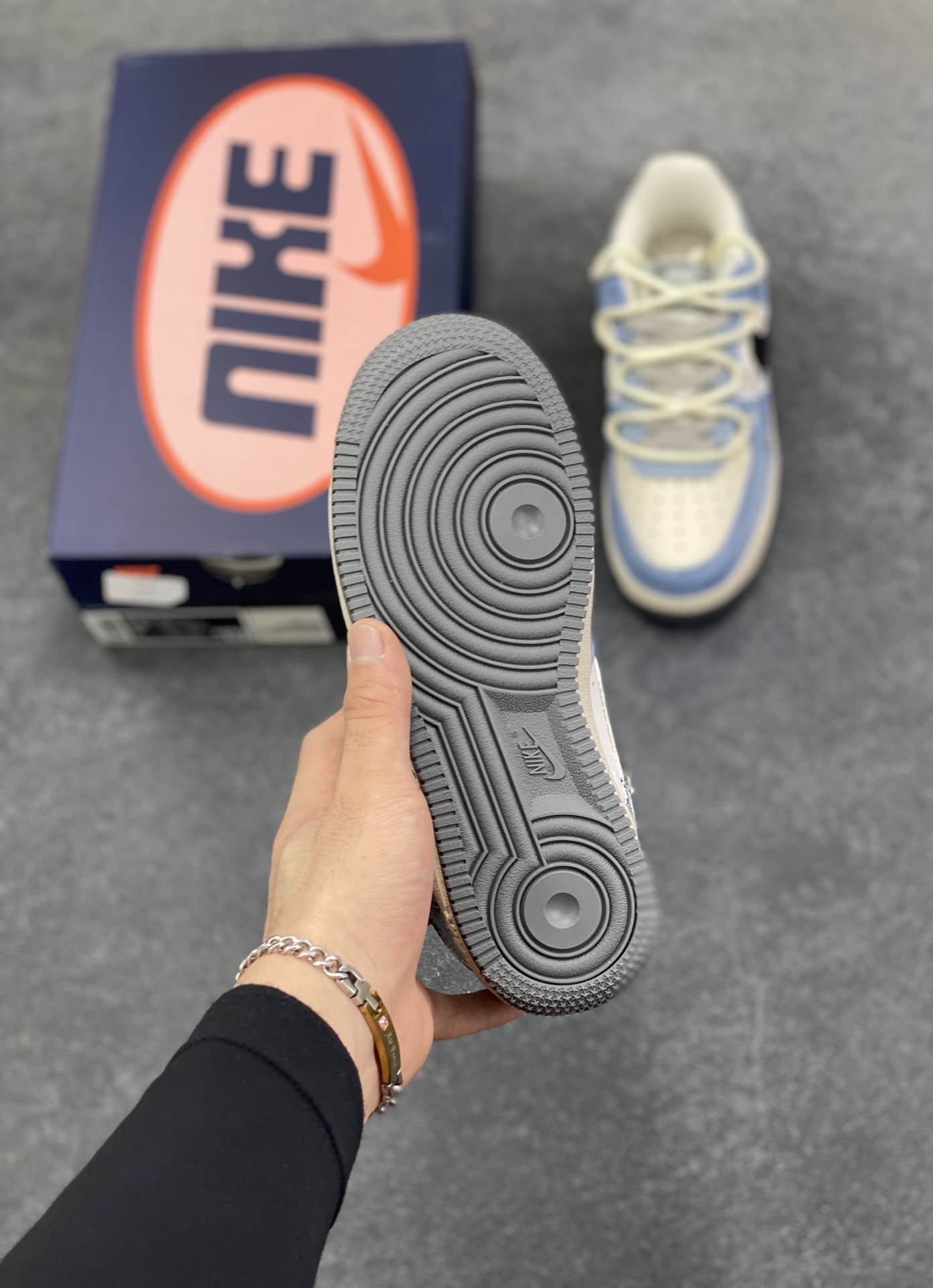 图片[5]-Nike Air Force 1\’07 Low \”The Age of Cracks\” 手绘涂鸦 裂痕纪元 空军一号低帮休闲运动板鞋  #浅蓝与米白的撞色基底，恰似未被定义的艺术画布，而遍布鞋身的裂纹设计，如时空裂隙般打破常规，在复古质感中注入先锋叛逆。黑色Swoosh与手写风格的“SO FAR”“XX”符号肆意涂鸦，将街头艺术的随性与潮流设计的精致糅合，每一道裂痕都是对传统鞋履美学的突破，每一处涂鸦都是自我表达的宣言 货号：KS6896-555  尺码：36 36.5 37.5 38 38.5 39 40 40.5 41 42 42.5 43 44 44.5 45-选品中心