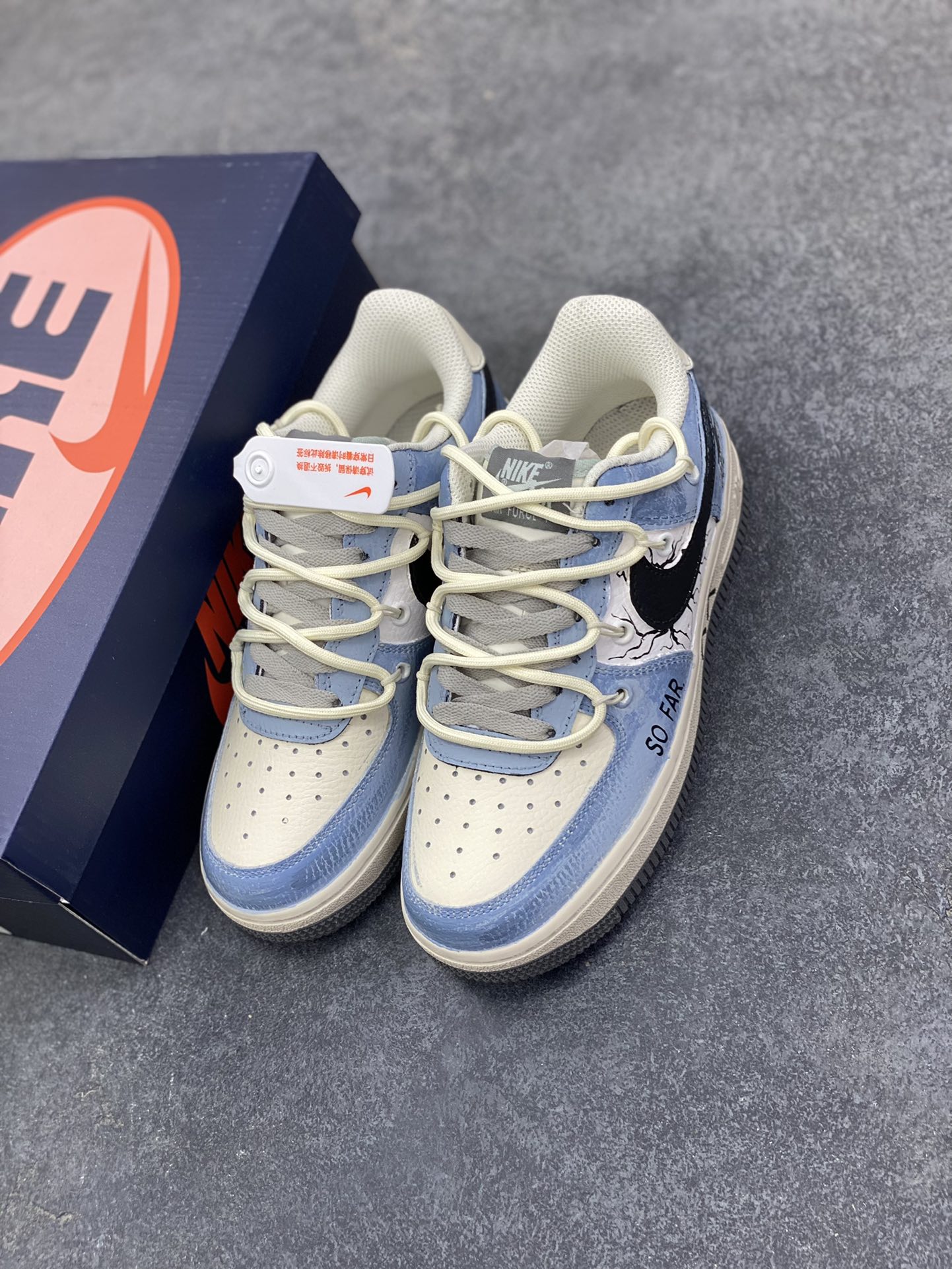 图片[8]-Nike Air Force 1\’07 Low \”The Age of Cracks\” 手绘涂鸦 裂痕纪元 空军一号低帮休闲运动板鞋  #浅蓝与米白的撞色基底，恰似未被定义的艺术画布，而遍布鞋身的裂纹设计，如时空裂隙般打破常规，在复古质感中注入先锋叛逆。黑色Swoosh与手写风格的“SO FAR”“XX”符号肆意涂鸦，将街头艺术的随性与潮流设计的精致糅合，每一道裂痕都是对传统鞋履美学的突破，每一处涂鸦都是自我表达的宣言 货号：KS6896-555  尺码：36 36.5 37.5 38 38.5 39 40 40.5 41 42 42.5 43 44 44.5 45-选品中心