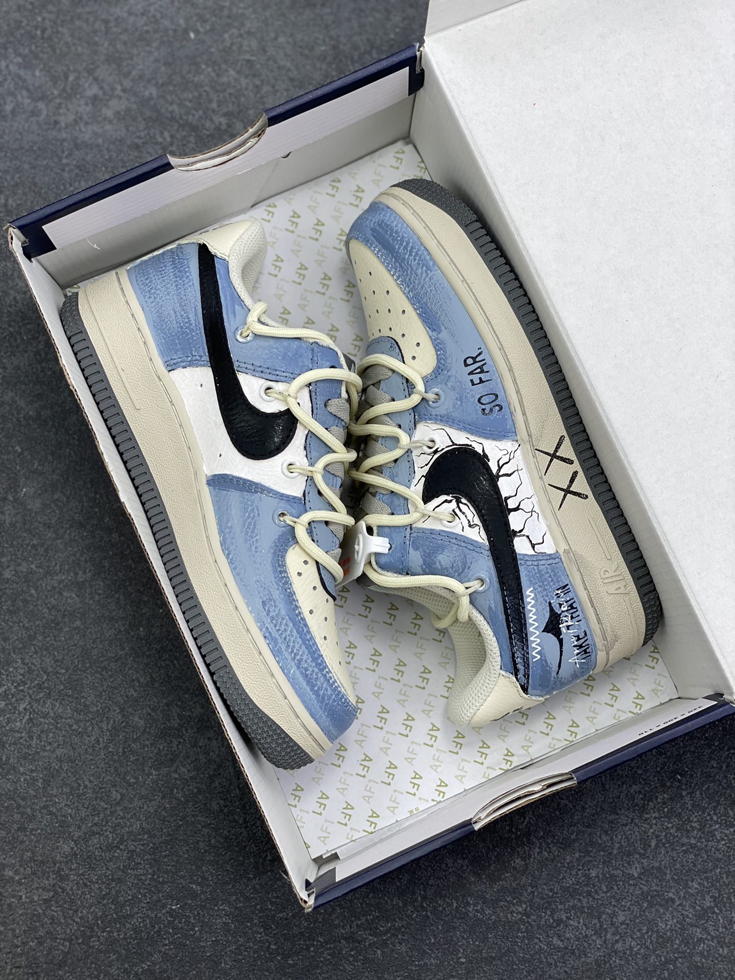 图片[9]-Nike Air Force 1\’07 Low \”The Age of Cracks\” 手绘涂鸦 裂痕纪元 空军一号低帮休闲运动板鞋  #浅蓝与米白的撞色基底，恰似未被定义的艺术画布，而遍布鞋身的裂纹设计，如时空裂隙般打破常规，在复古质感中注入先锋叛逆。黑色Swoosh与手写风格的“SO FAR”“XX”符号肆意涂鸦，将街头艺术的随性与潮流设计的精致糅合，每一道裂痕都是对传统鞋履美学的突破，每一处涂鸦都是自我表达的宣言 货号：KS6896-555  尺码：36 36.5 37.5 38 38.5 39 40 40.5 41 42 42.5 43 44 44.5 45-选品中心
