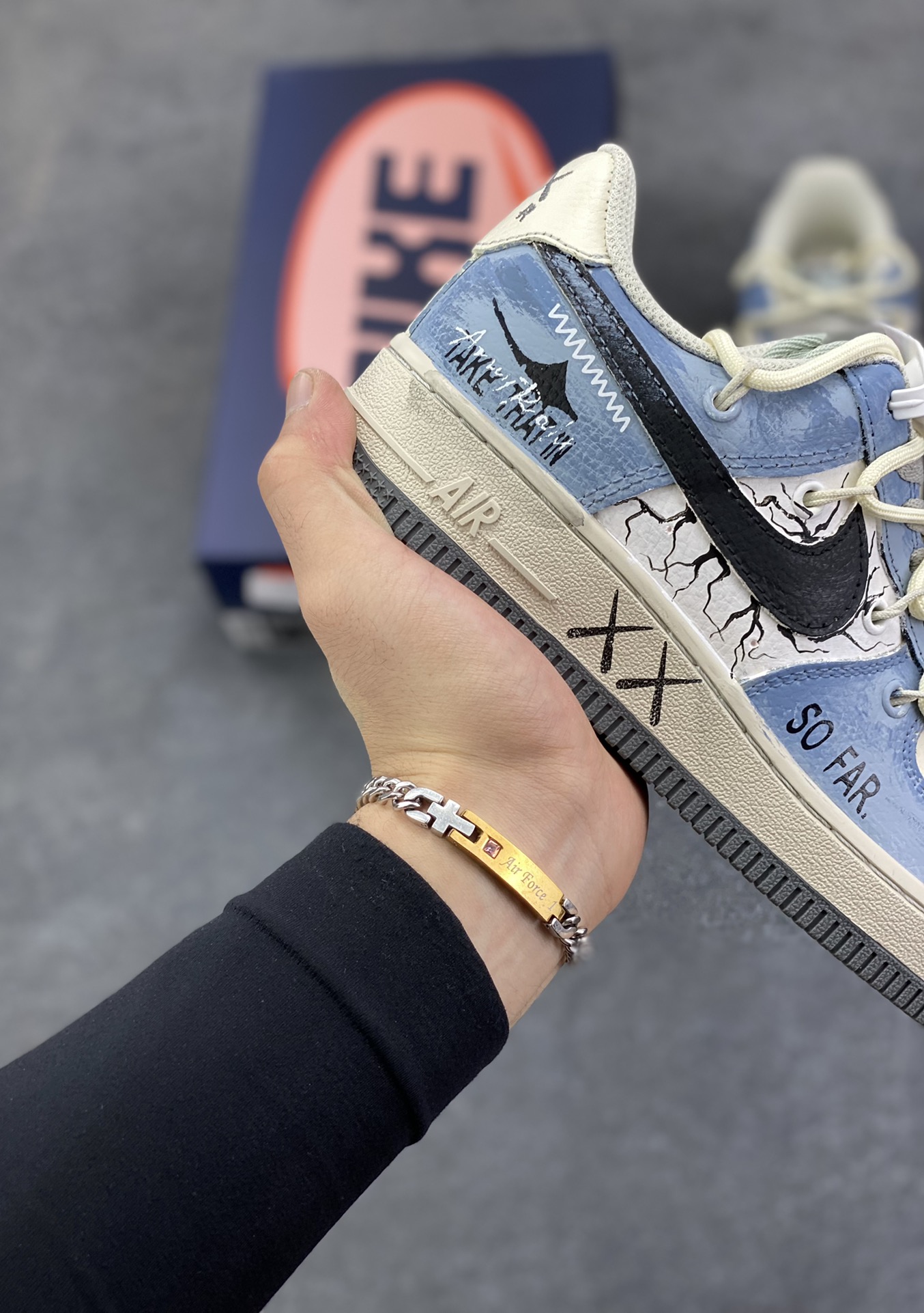 图片[6]-Nike Air Force 1\’07 Low \”The Age of Cracks\” 手绘涂鸦 裂痕纪元 空军一号低帮休闲运动板鞋  #浅蓝与米白的撞色基底，恰似未被定义的艺术画布，而遍布鞋身的裂纹设计，如时空裂隙般打破常规，在复古质感中注入先锋叛逆。黑色Swoosh与手写风格的“SO FAR”“XX”符号肆意涂鸦，将街头艺术的随性与潮流设计的精致糅合，每一道裂痕都是对传统鞋履美学的突破，每一处涂鸦都是自我表达的宣言 货号：KS6896-555  尺码：36 36.5 37.5 38 38.5 39 40 40.5 41 42 42.5 43 44 44.5 45-选品中心