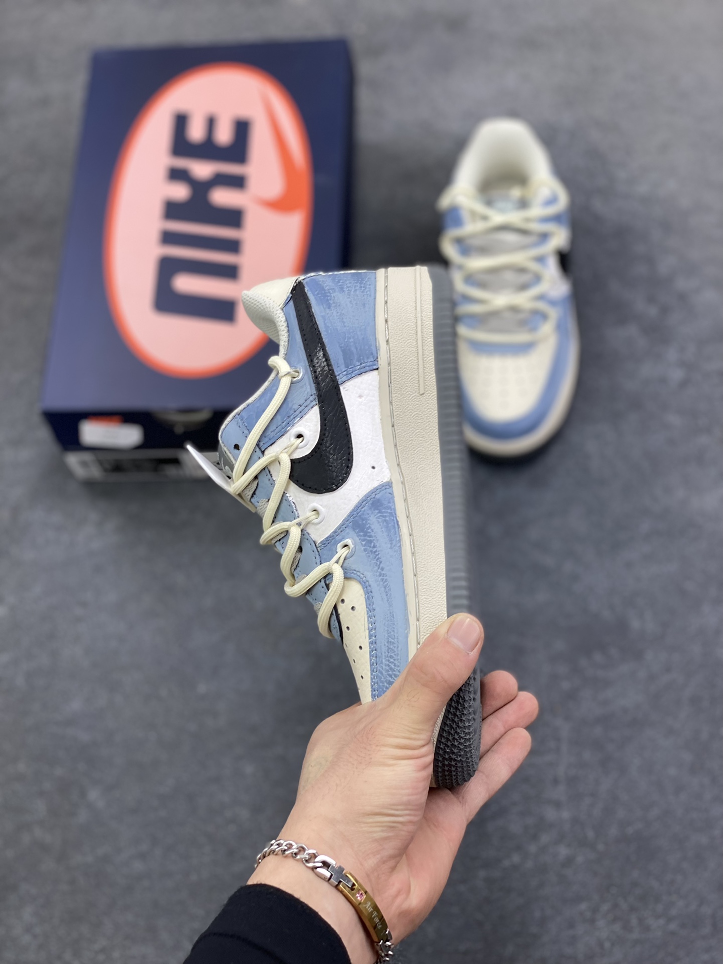 图片[3]-Nike Air Force 1\’07 Low \”The Age of Cracks\” 手绘涂鸦 裂痕纪元 空军一号低帮休闲运动板鞋  #浅蓝与米白的撞色基底，恰似未被定义的艺术画布，而遍布鞋身的裂纹设计，如时空裂隙般打破常规，在复古质感中注入先锋叛逆。黑色Swoosh与手写风格的“SO FAR”“XX”符号肆意涂鸦，将街头艺术的随性与潮流设计的精致糅合，每一道裂痕都是对传统鞋履美学的突破，每一处涂鸦都是自我表达的宣言 货号：KS6896-555  尺码：36 36.5 37.5 38 38.5 39 40 40.5 41 42 42.5 43 44 44.5 45-选品中心