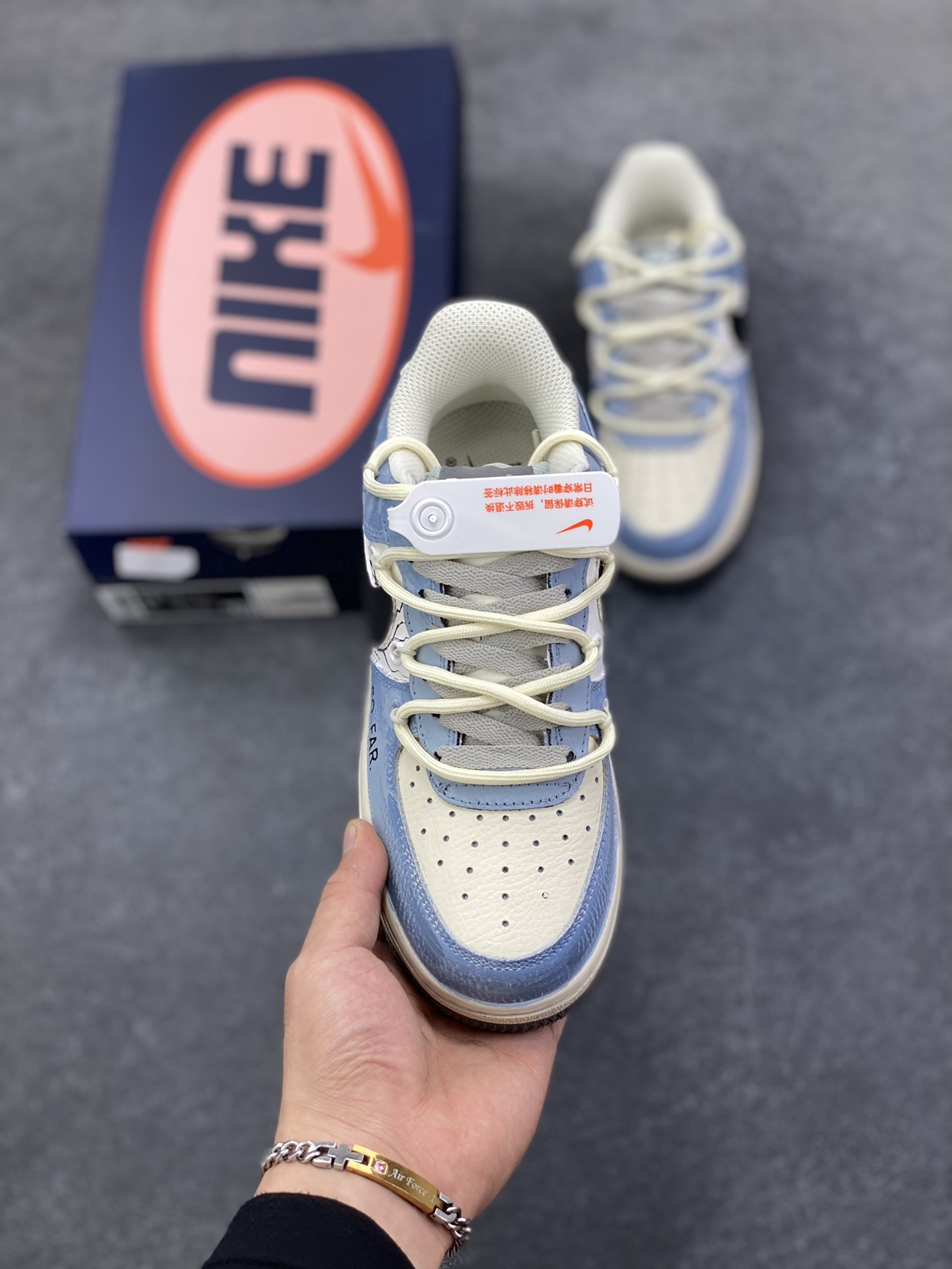 图片[2]-Nike Air Force 1\’07 Low \”The Age of Cracks\” 手绘涂鸦 裂痕纪元 空军一号低帮休闲运动板鞋  #浅蓝与米白的撞色基底，恰似未被定义的艺术画布，而遍布鞋身的裂纹设计，如时空裂隙般打破常规，在复古质感中注入先锋叛逆。黑色Swoosh与手写风格的“SO FAR”“XX”符号肆意涂鸦，将街头艺术的随性与潮流设计的精致糅合，每一道裂痕都是对传统鞋履美学的突破，每一处涂鸦都是自我表达的宣言 货号：KS6896-555  尺码：36 36.5 37.5 38 38.5 39 40 40.5 41 42 42.5 43 44 44.5 45-选品中心