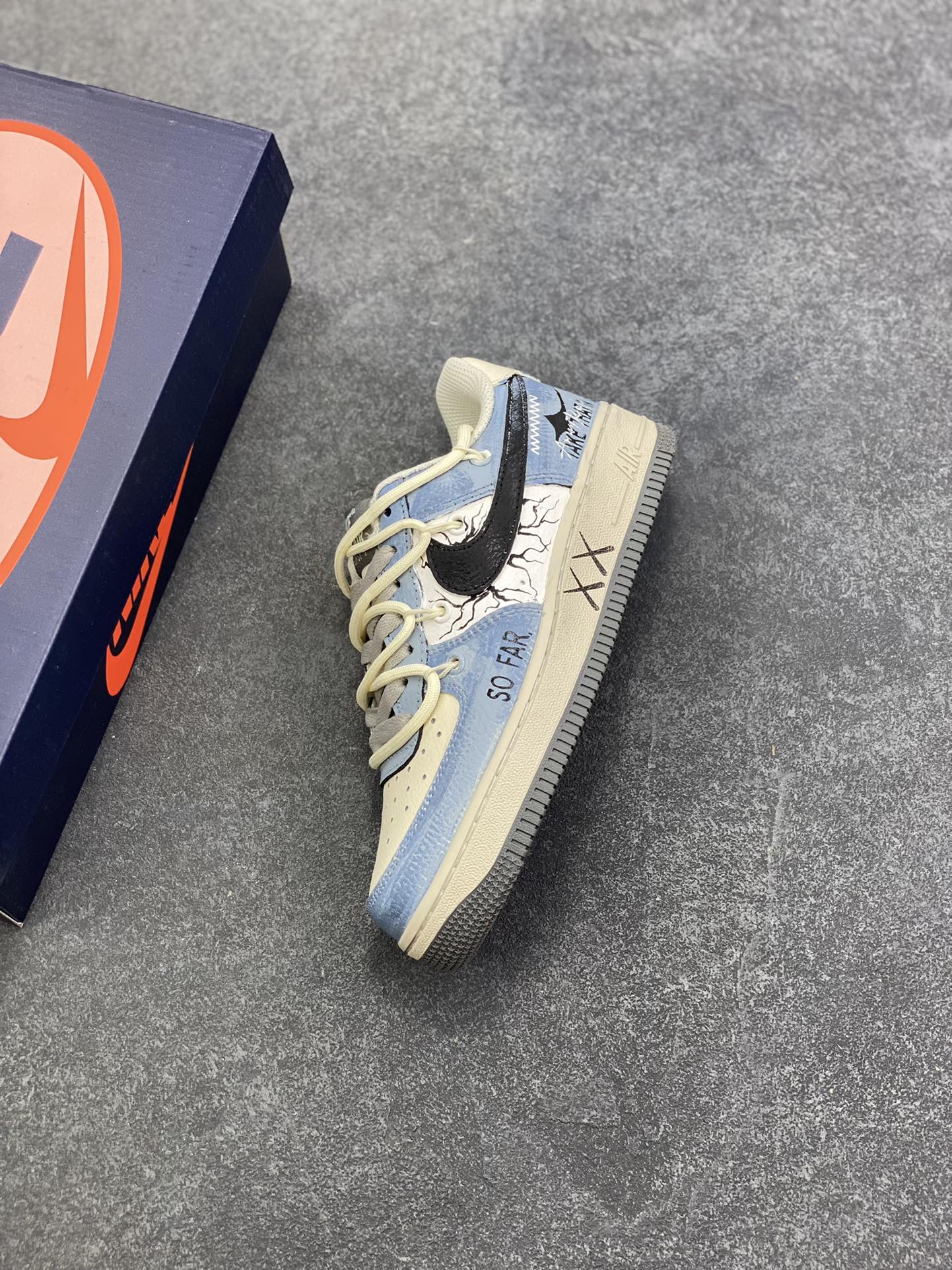 图片[7]-Nike Air Force 1\’07 Low \”The Age of Cracks\” 手绘涂鸦 裂痕纪元 空军一号低帮休闲运动板鞋  #浅蓝与米白的撞色基底，恰似未被定义的艺术画布，而遍布鞋身的裂纹设计，如时空裂隙般打破常规，在复古质感中注入先锋叛逆。黑色Swoosh与手写风格的“SO FAR”“XX”符号肆意涂鸦，将街头艺术的随性与潮流设计的精致糅合，每一道裂痕都是对传统鞋履美学的突破，每一处涂鸦都是自我表达的宣言 货号：KS6896-555  尺码：36 36.5 37.5 38 38.5 39 40 40.5 41 42 42.5 43 44 44.5 45-选品中心